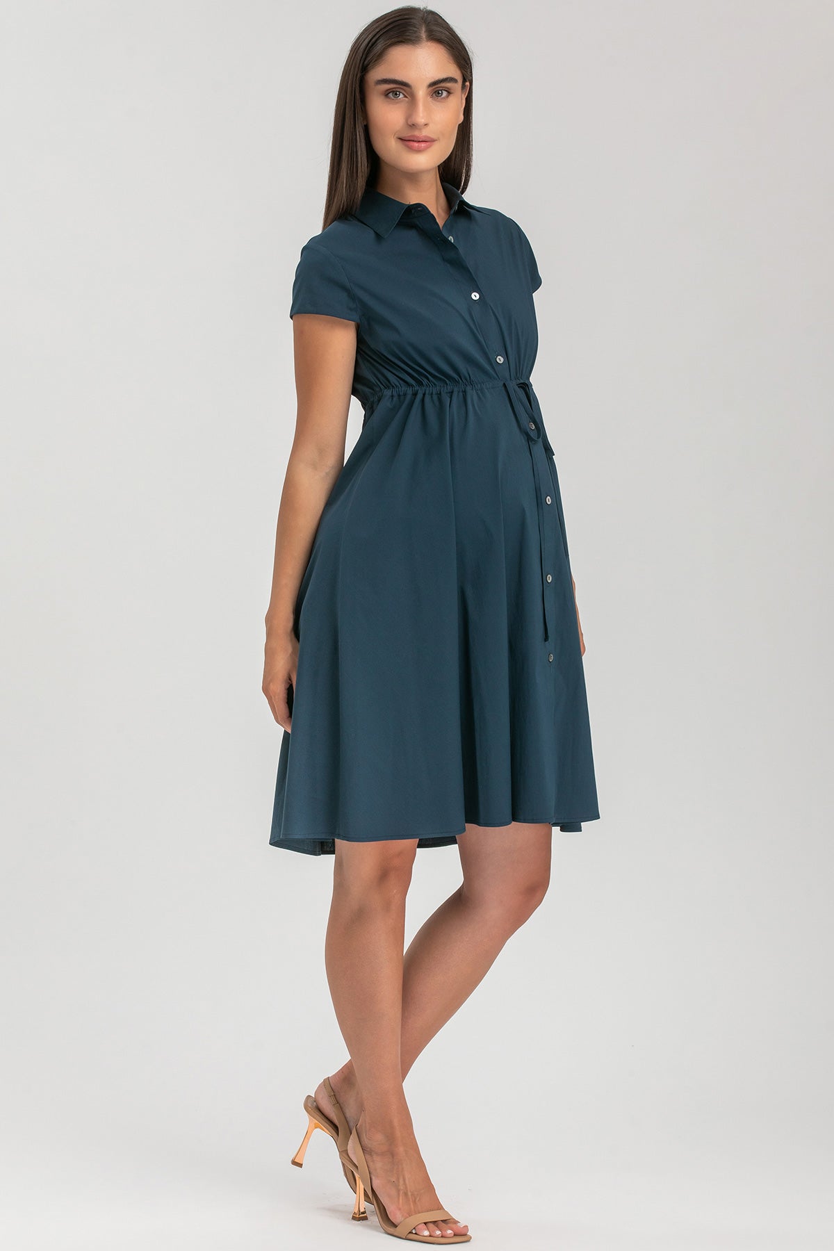 Abito premaman elegante blu con bottoni, maniche corte e cintura, vestibilità comoda