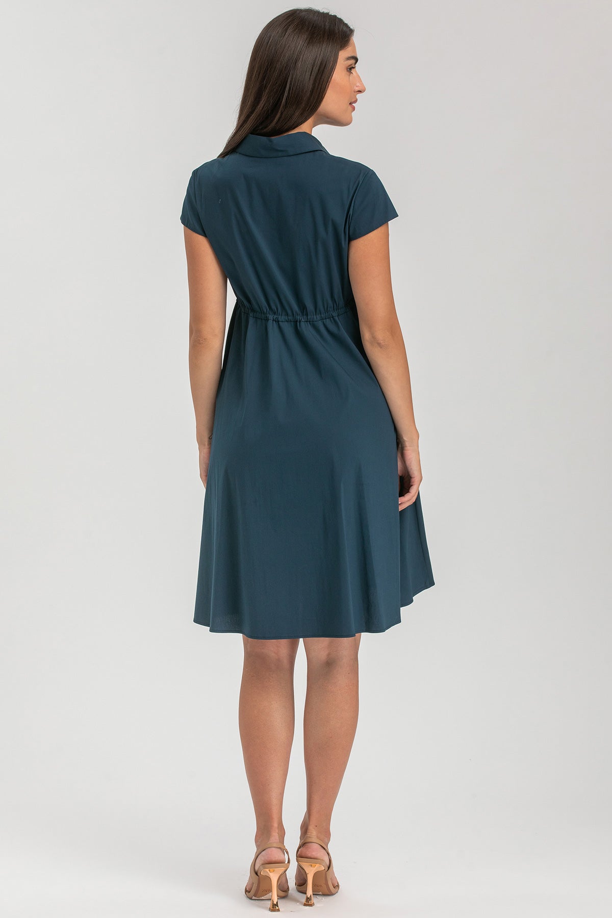 Vestito premaman blu con maniche corte e colletto, visto da dietro, donna in piedi.