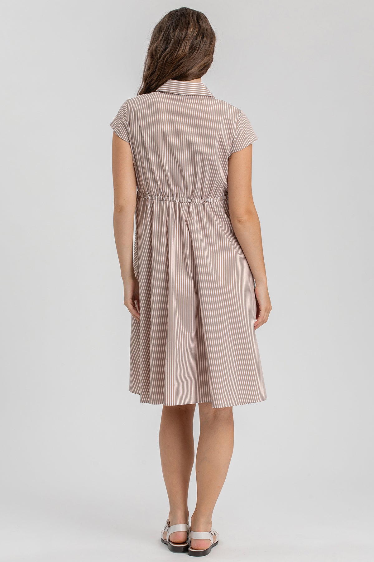 Abito premaman a righe beige e bianche, maniche corte, vestibilità comoda retro.