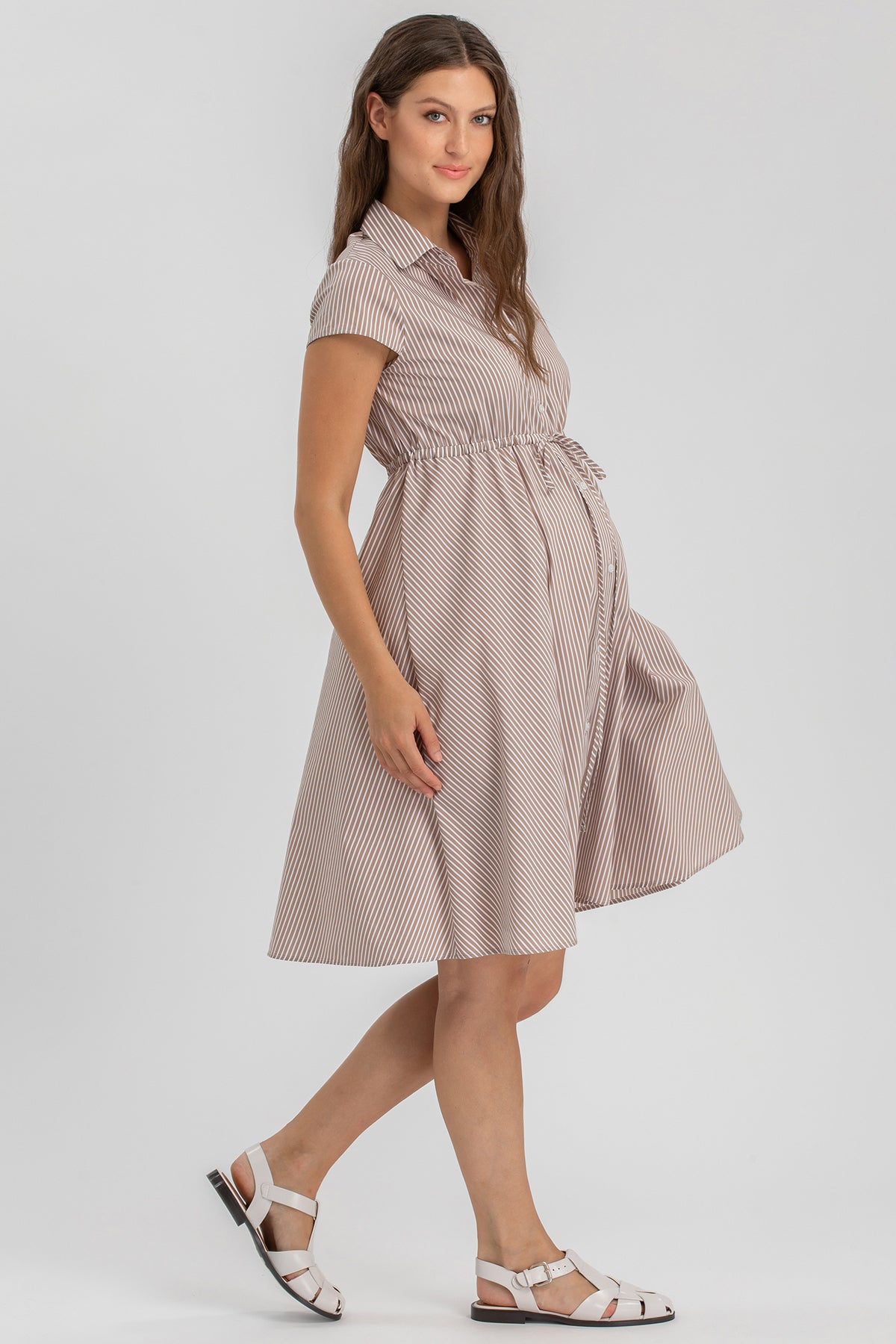 Vestito premaman a righe beige corto con colletto e maniche corte, abbigliamento gravidanza elegante