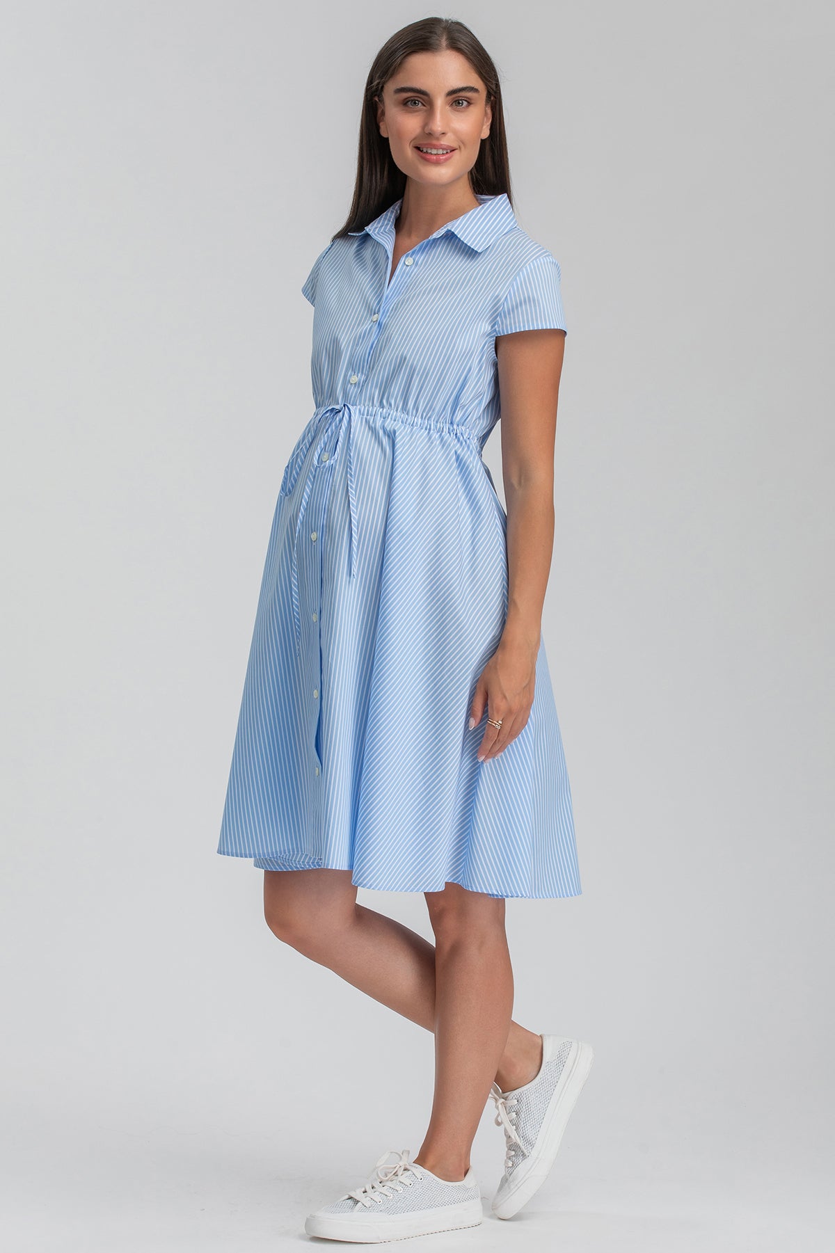 Vestito premaman camicia azzurro a righe, maniche corte, con cintura sotto il seno.