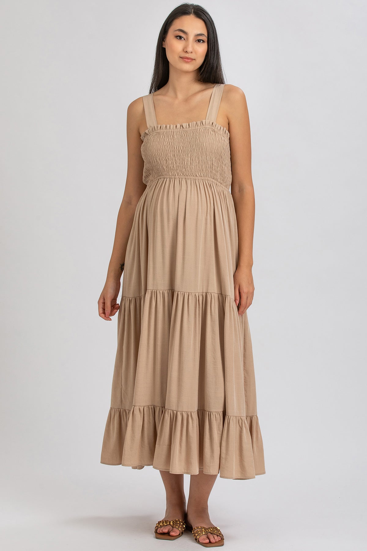 Abito premaman beige lungo con bretelle larghe, stile comodo e moderno, moda gravidanza eleganza