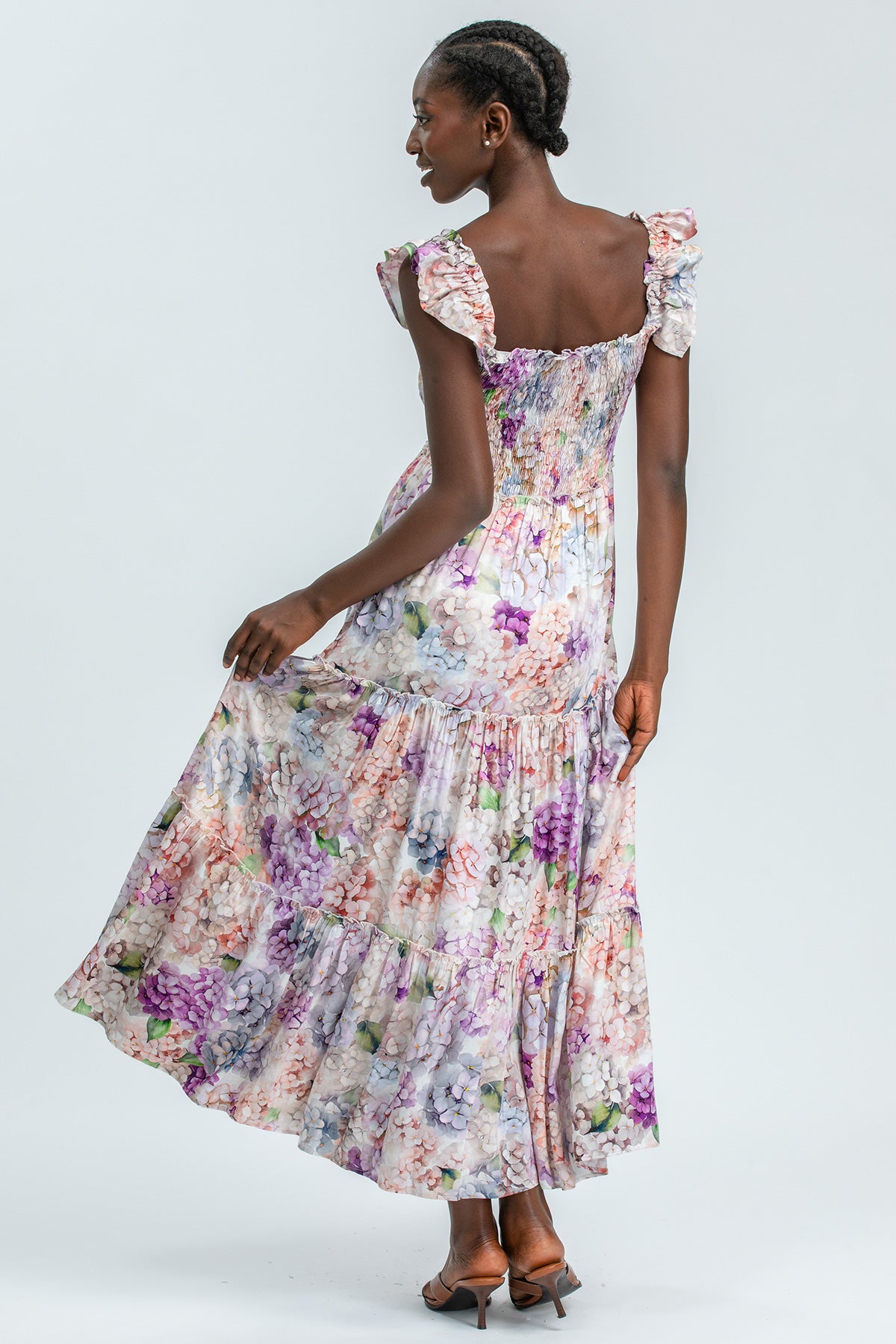 Abito premaman lungo a fiori, spalline arricciate, tessuto leggero elegante