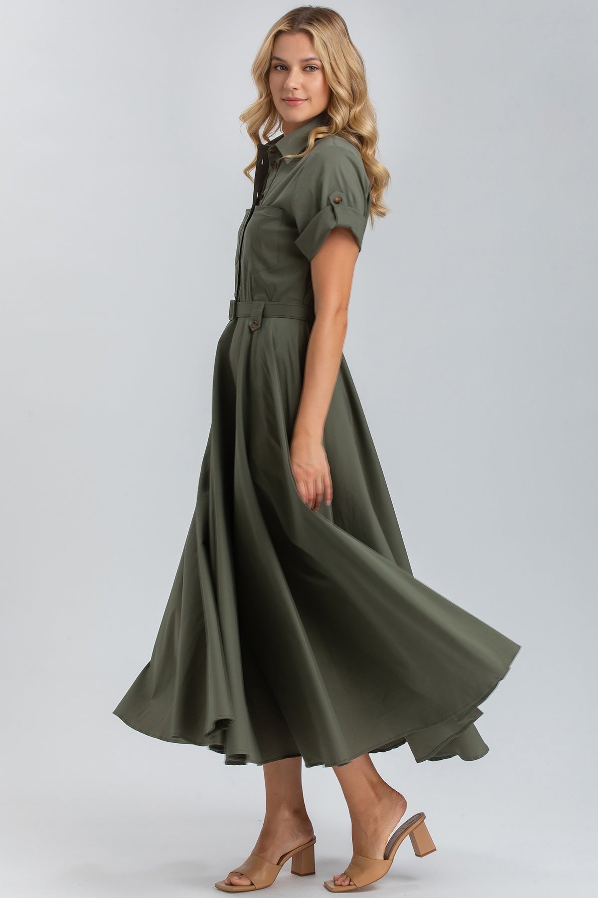 Abito premaman verde militare a maniche corte con cintura, tessuto leggero e linea svasata.
