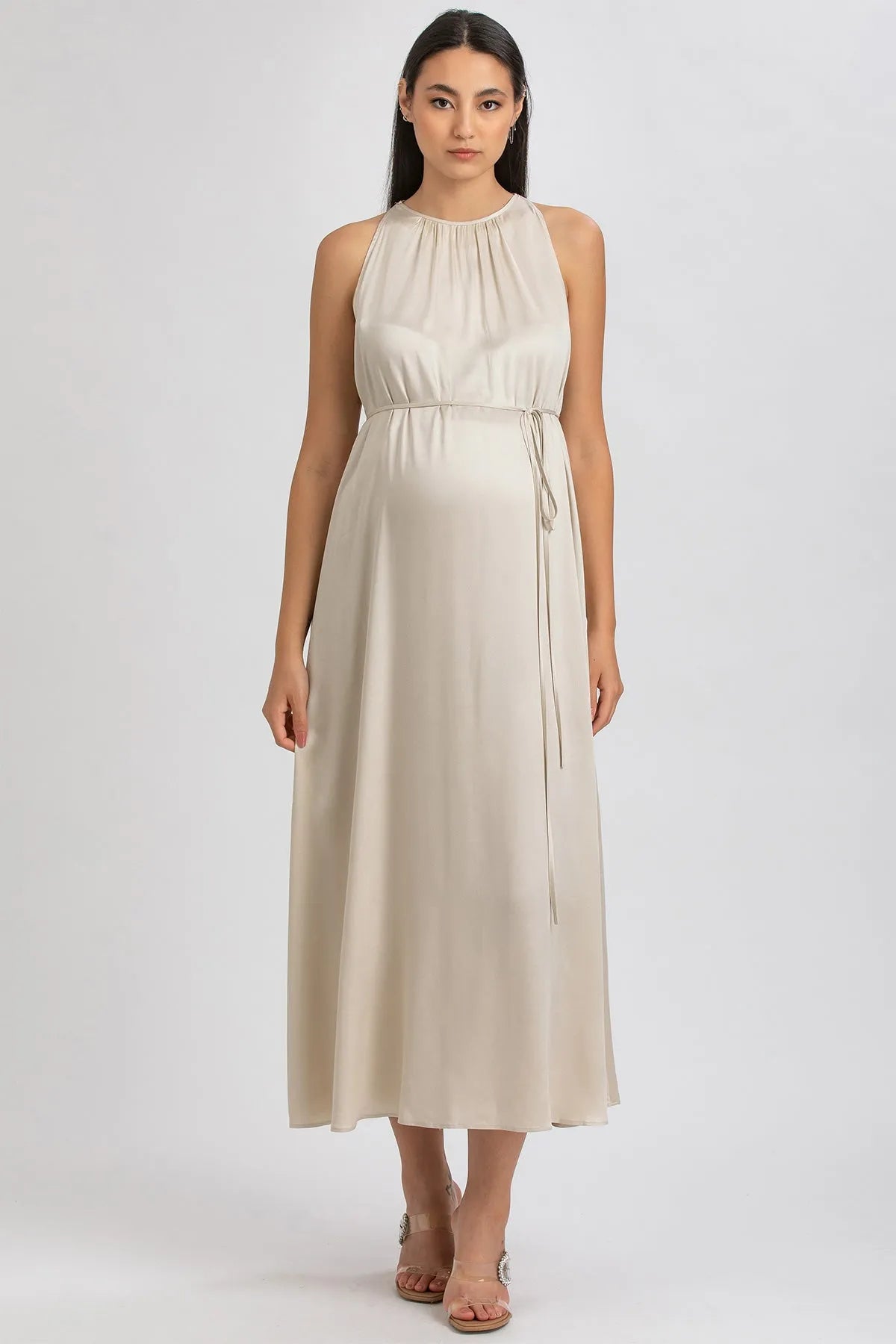 Abito premaman elegante lungo color crema senza maniche con cintura sottile in vita