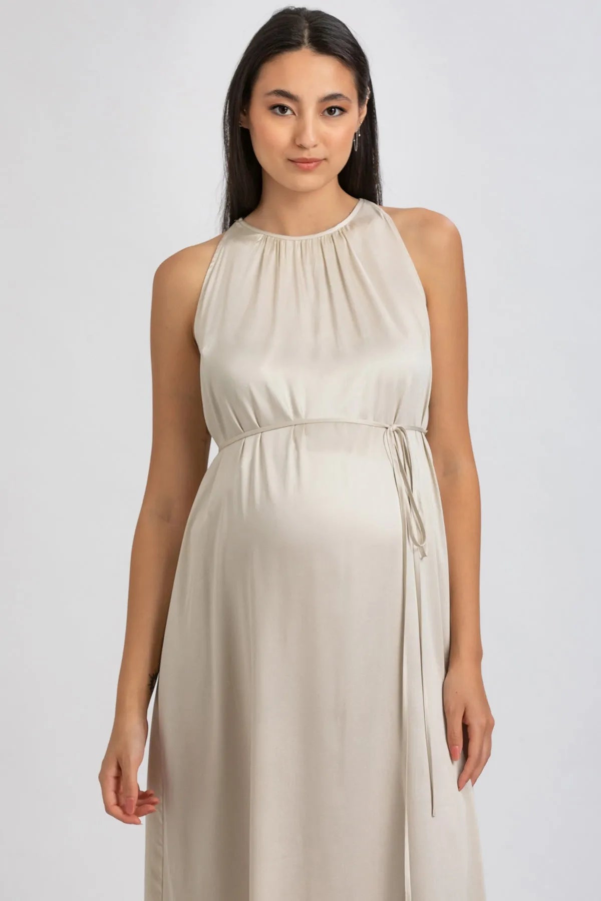 Abito premaman elegante beige in tessuto fluido con scollo all’americana