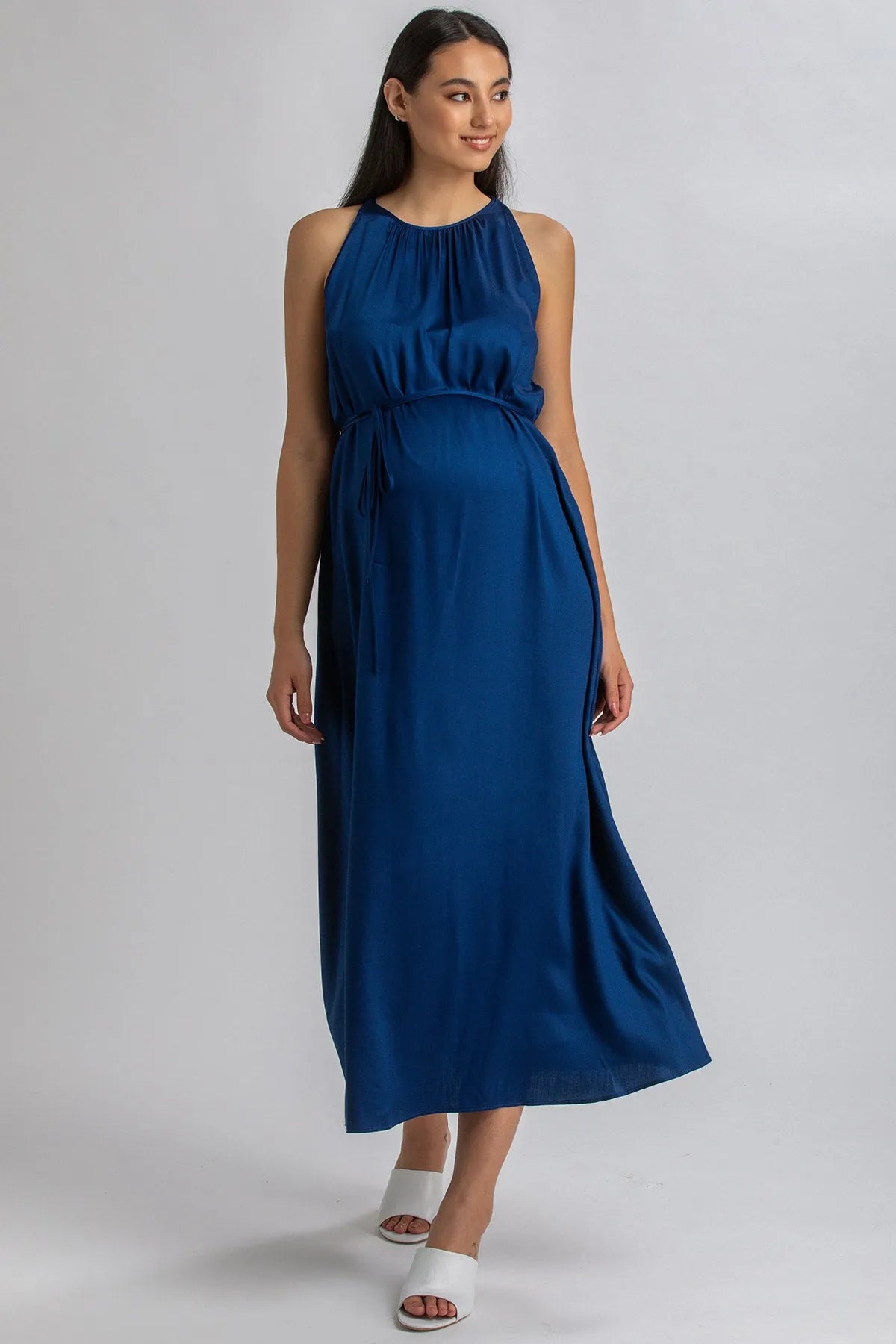 Abito premaman lungo blu senza maniche in tessuto leggero, modello eleganza maternità
