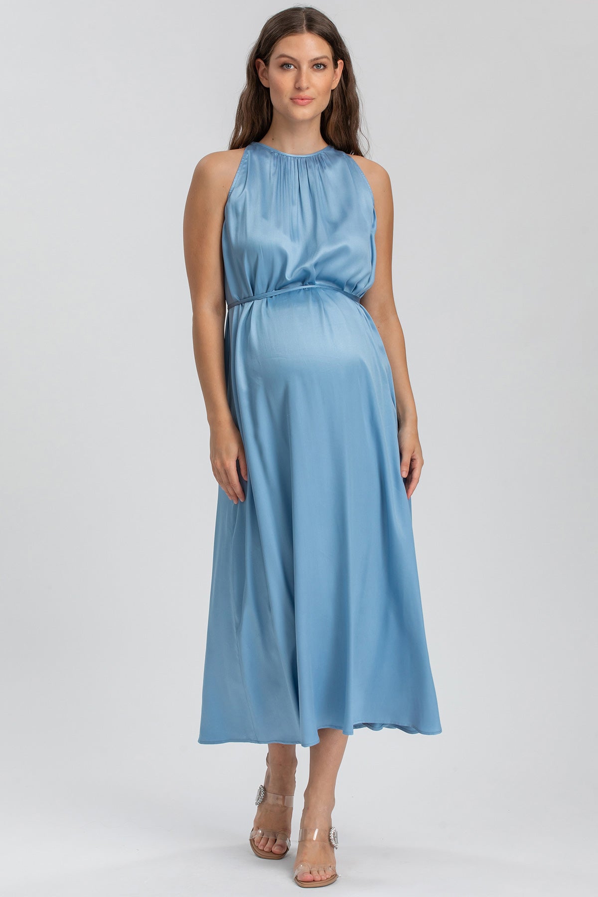 Abito premaman elegante lungo in raso azzurro, ideale per gravidanza, donna in posa su sfondo neutro.