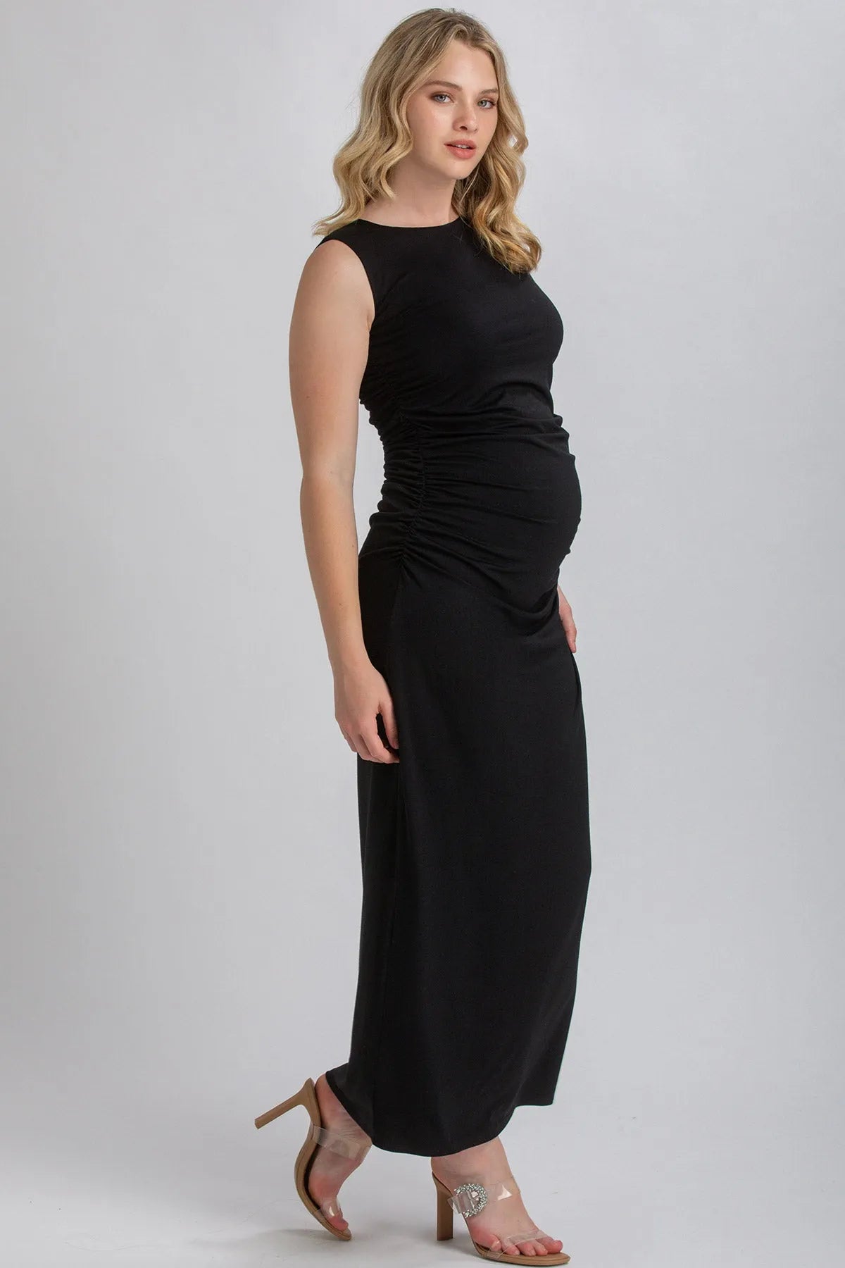 Vestito premaman nero lungo senza maniche, elegante e confortevole, indossato da donna incinta