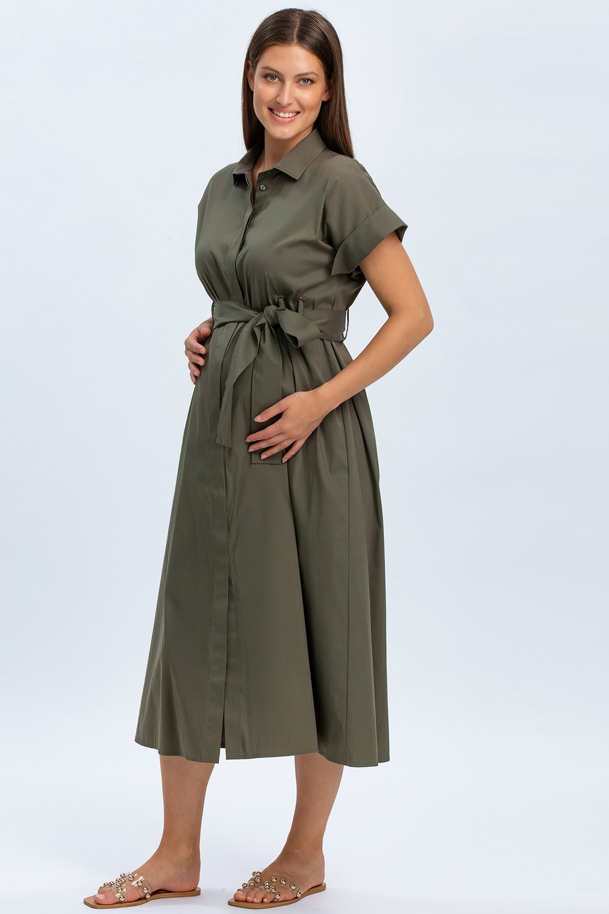 Abito premaman verde oliva con cintura in vita, ideale per gravidanza ed eleganza quotidiana.