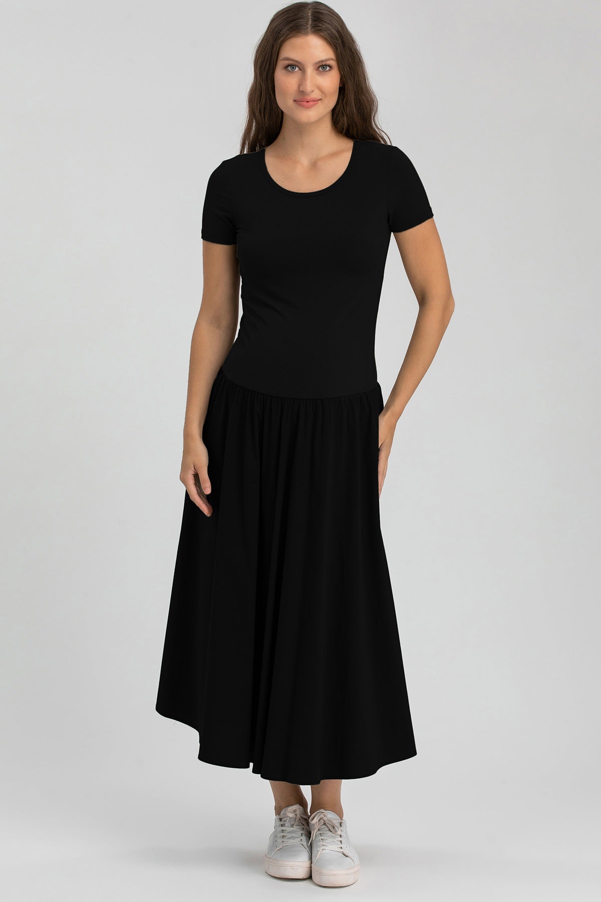 Abito premaman nero a maniche corte, stile casual, adatto alla gravidanza.