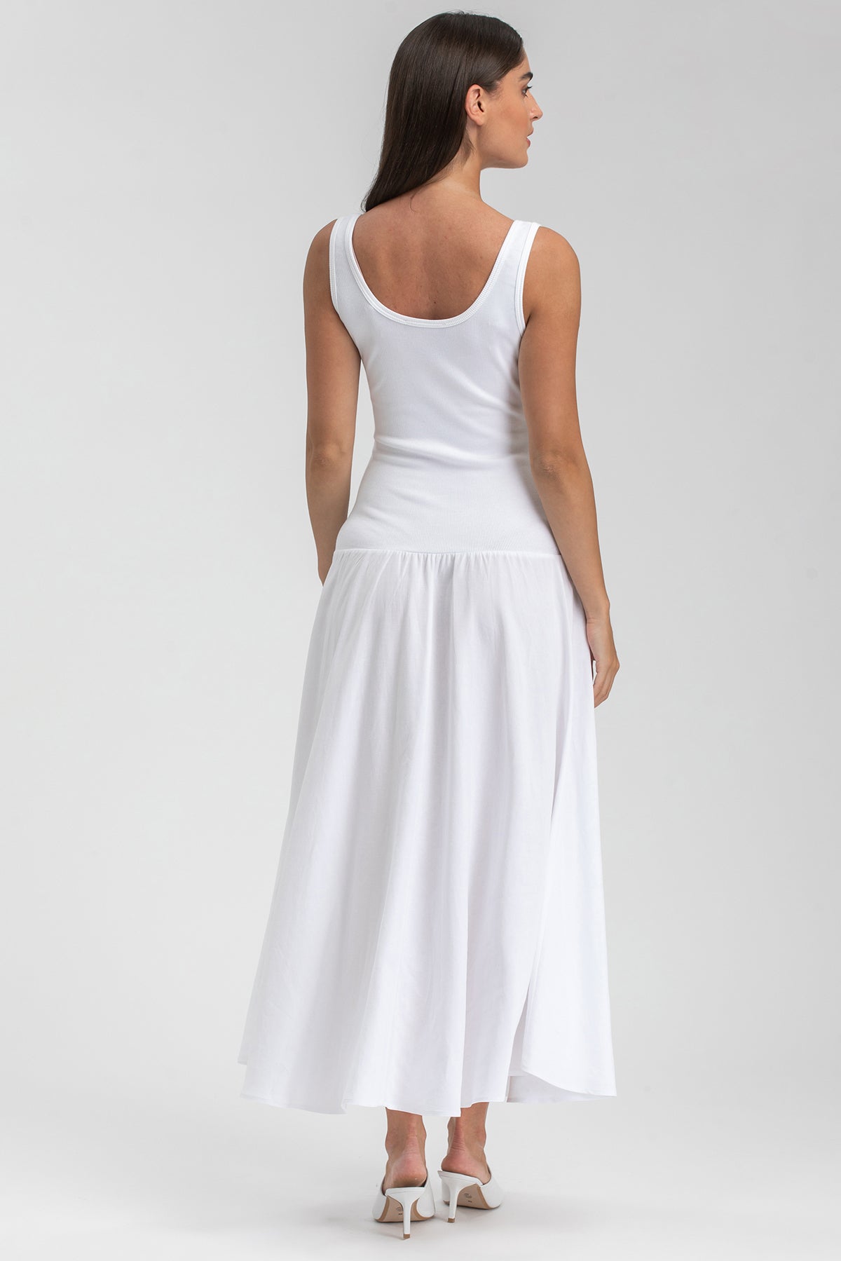 Abito premaman bianco lungo senza maniche, vestibilità comoda ed elegante.
