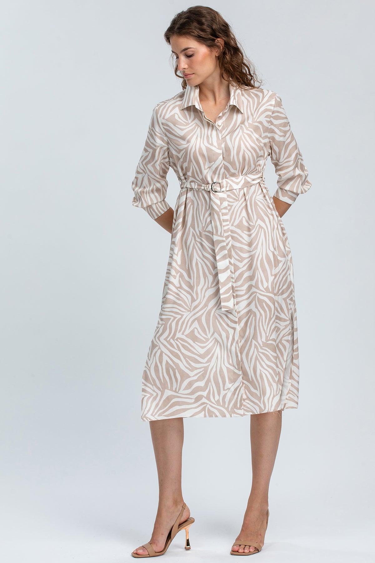 Abito premaman camicia stampa zebrata beige chiaro, maniche lunghe, elegante e confortevole.