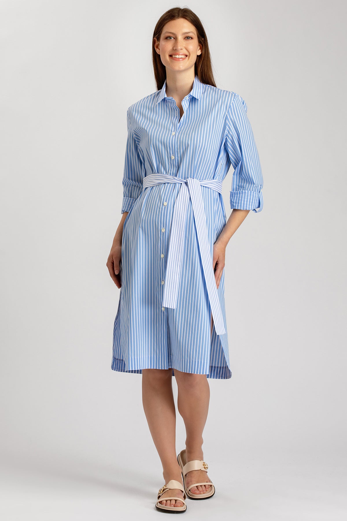 Abito premaman camicia a righe azzurre e bianche con cintura, maniche lunghe, tessuto leggero.