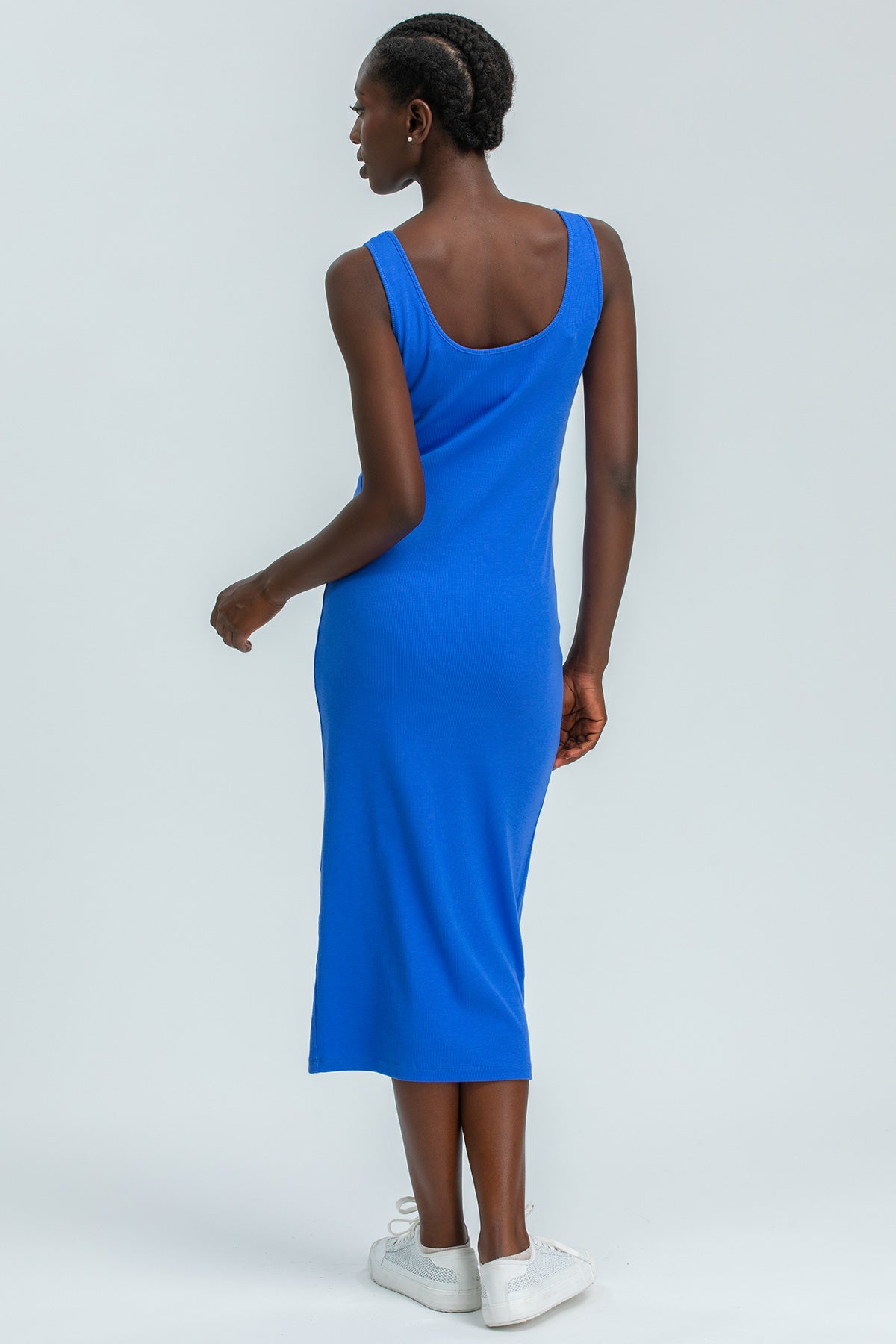 Vestito premaman blu senza maniche, lunghezza midi, indossato da donna su sfondo neutro