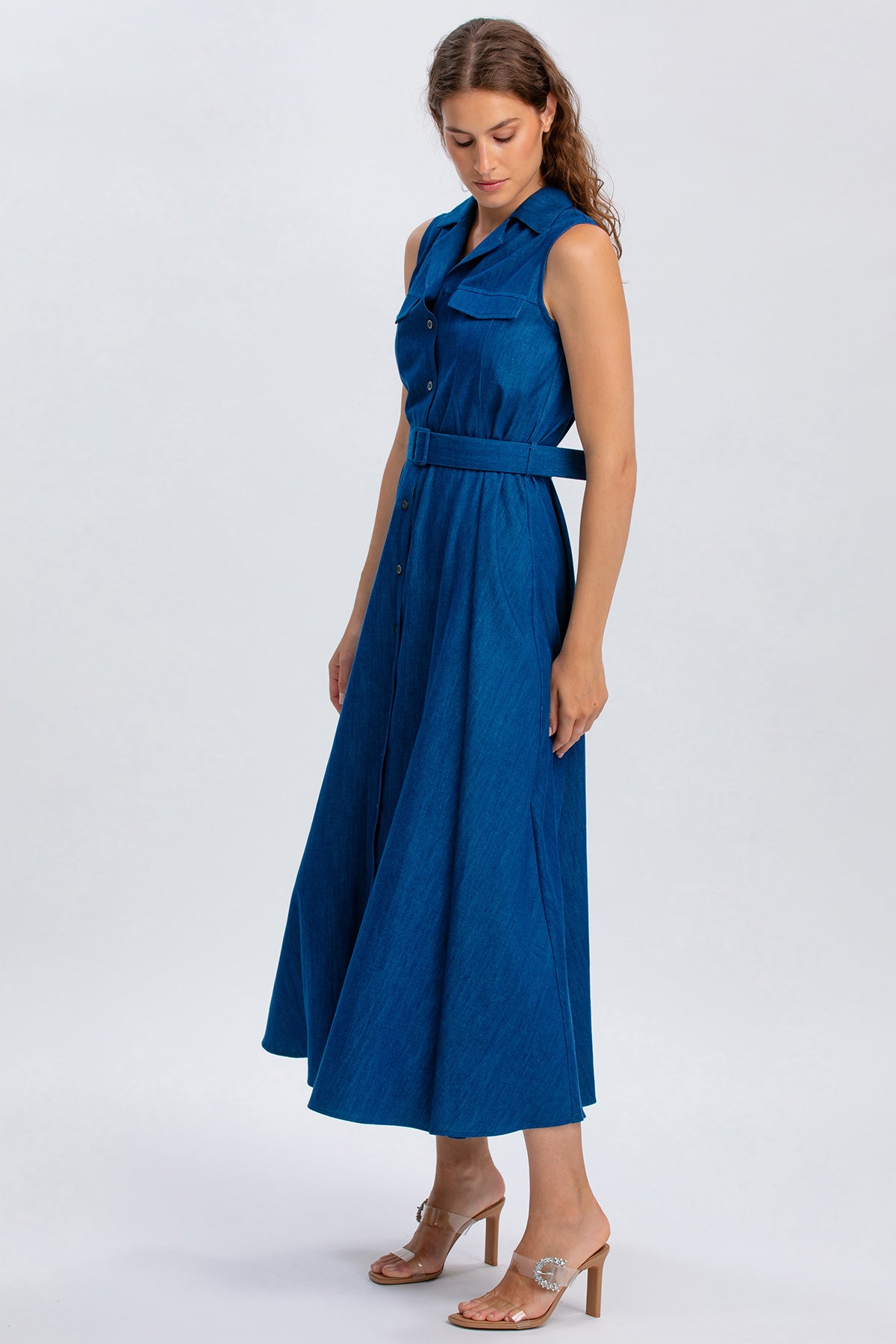 Abito premaman lungo senza maniche in denim blu con cintura, moda gravidanza elegante