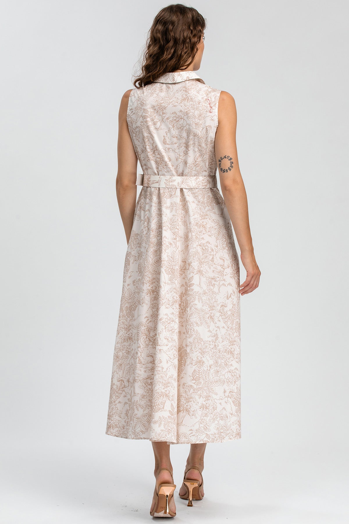 Abito premaman lungo senza maniche, fantasia floreale beige, elegante e versatile.