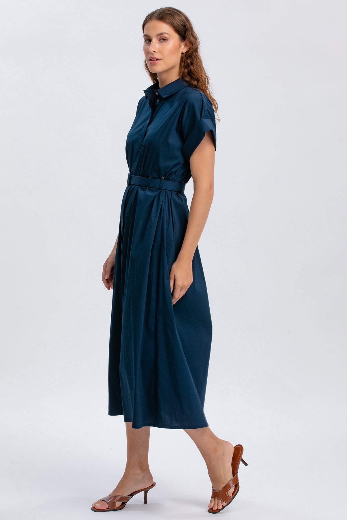 Donna che indossa abito premaman blu scuro midi con cintura, stile elegante e confortevole