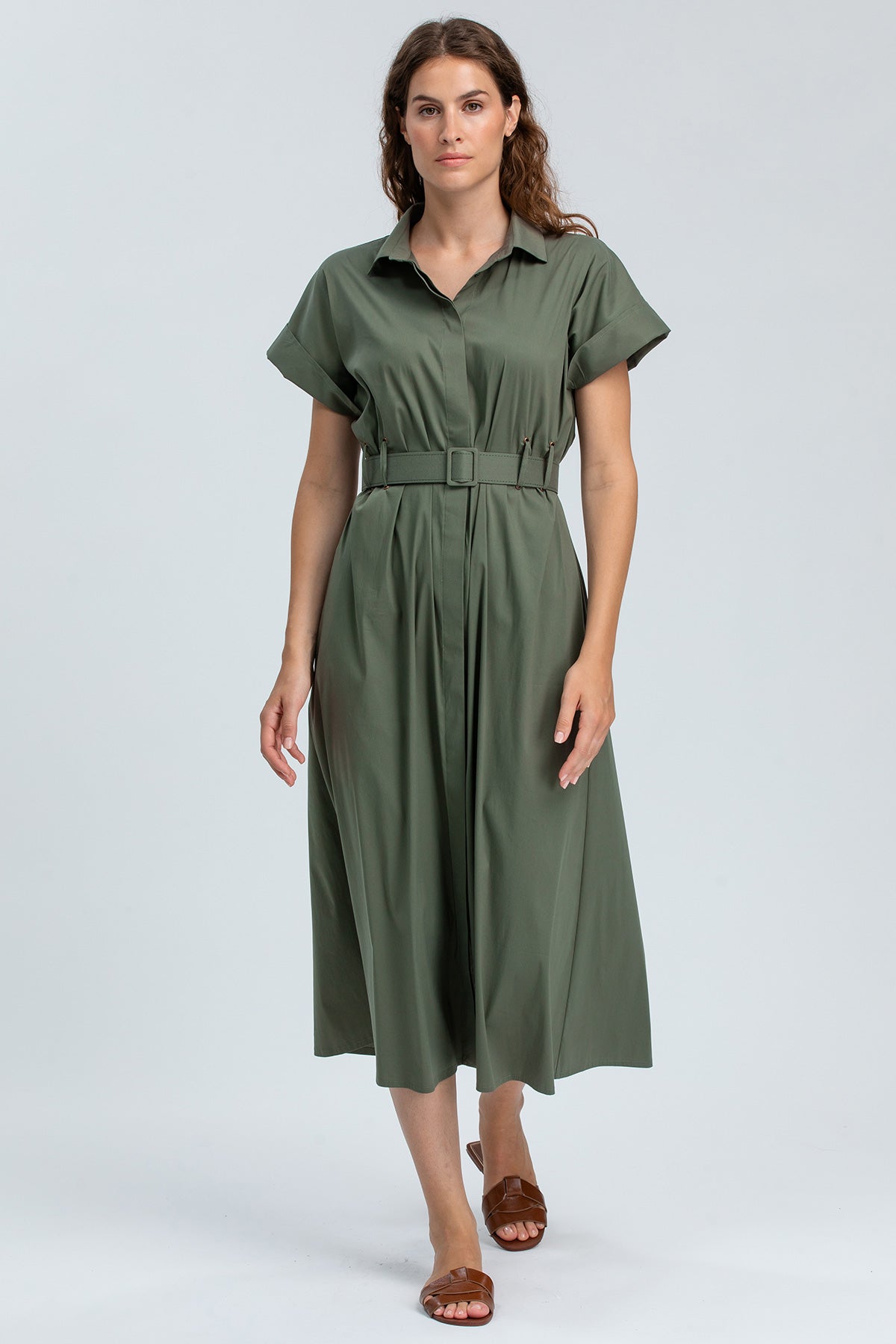 Abito premaman verde militare con cintura, maniche corte e taglio midi elegante.