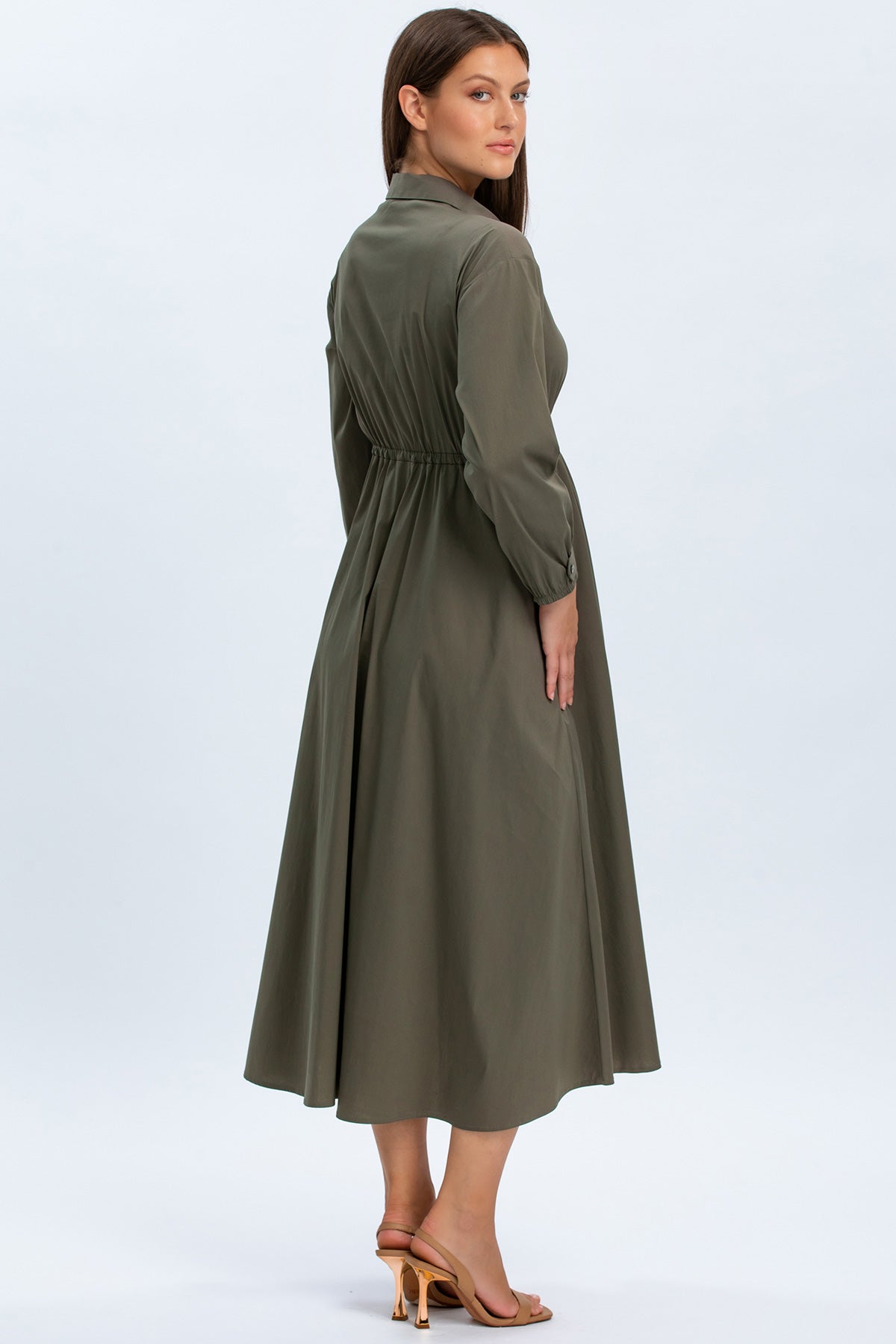 Abito premaman lungo verde oliva a maniche lunghe, moda maternità elegante.