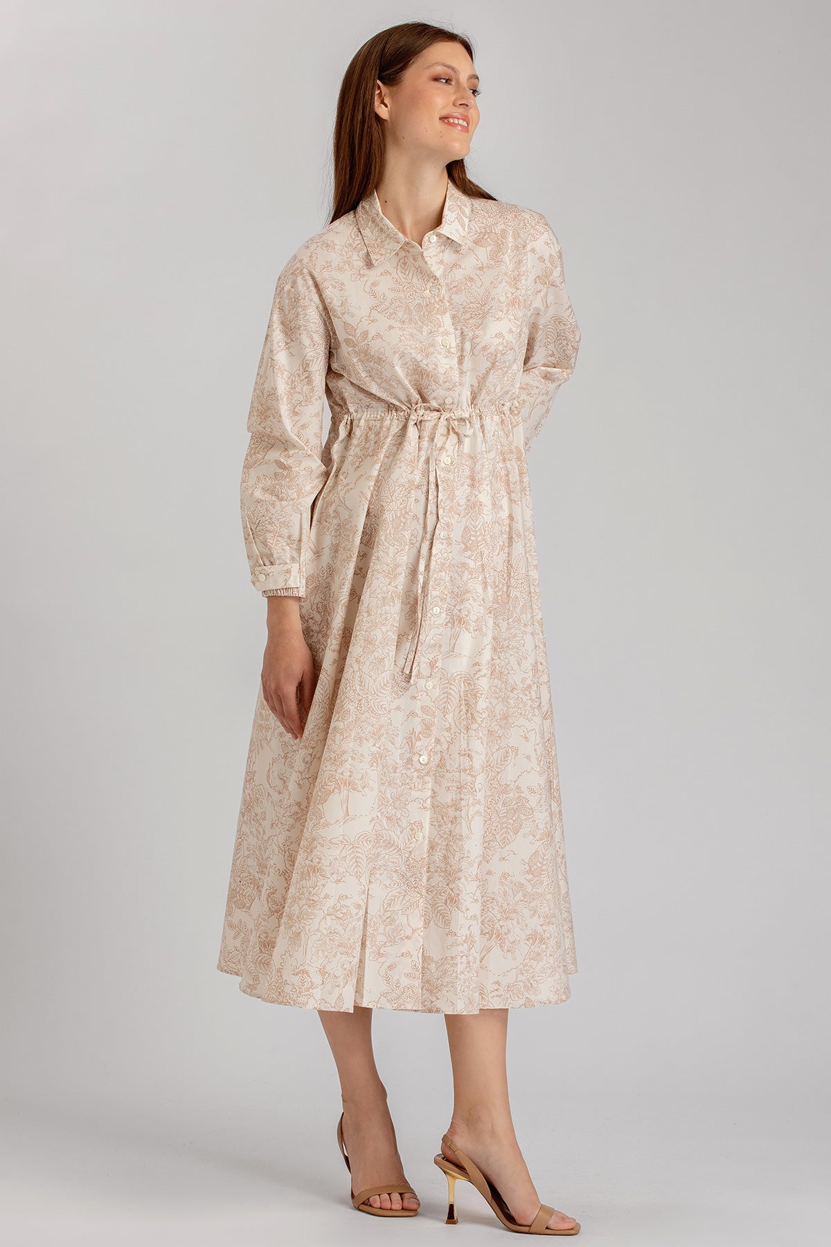 Abito camicia premaman beige con fantasia floreale, maniche lunghe, stile elegante.