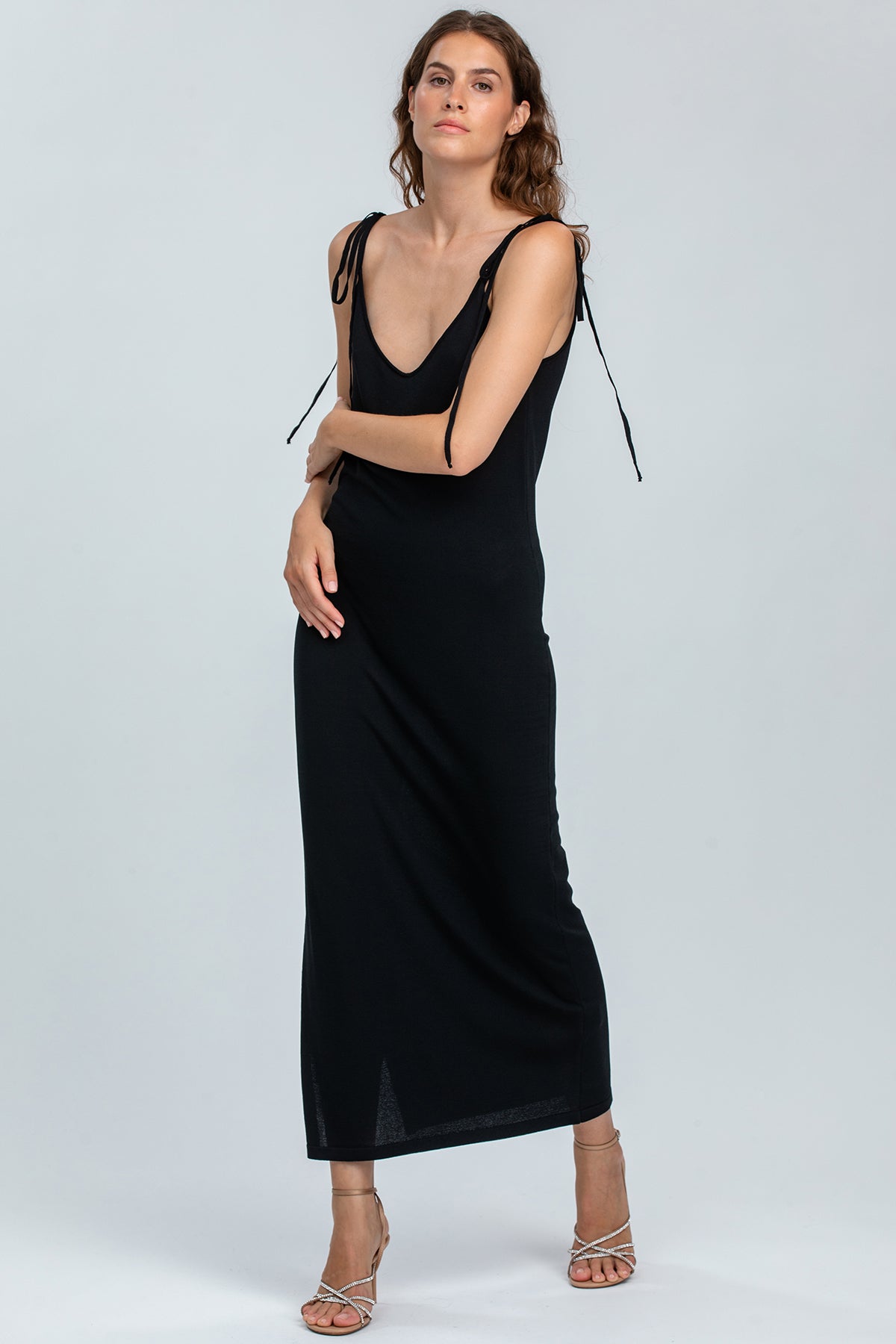 Abito premaman elegante nero lungo con spalline, ideale per gravidanza, donna in posa.