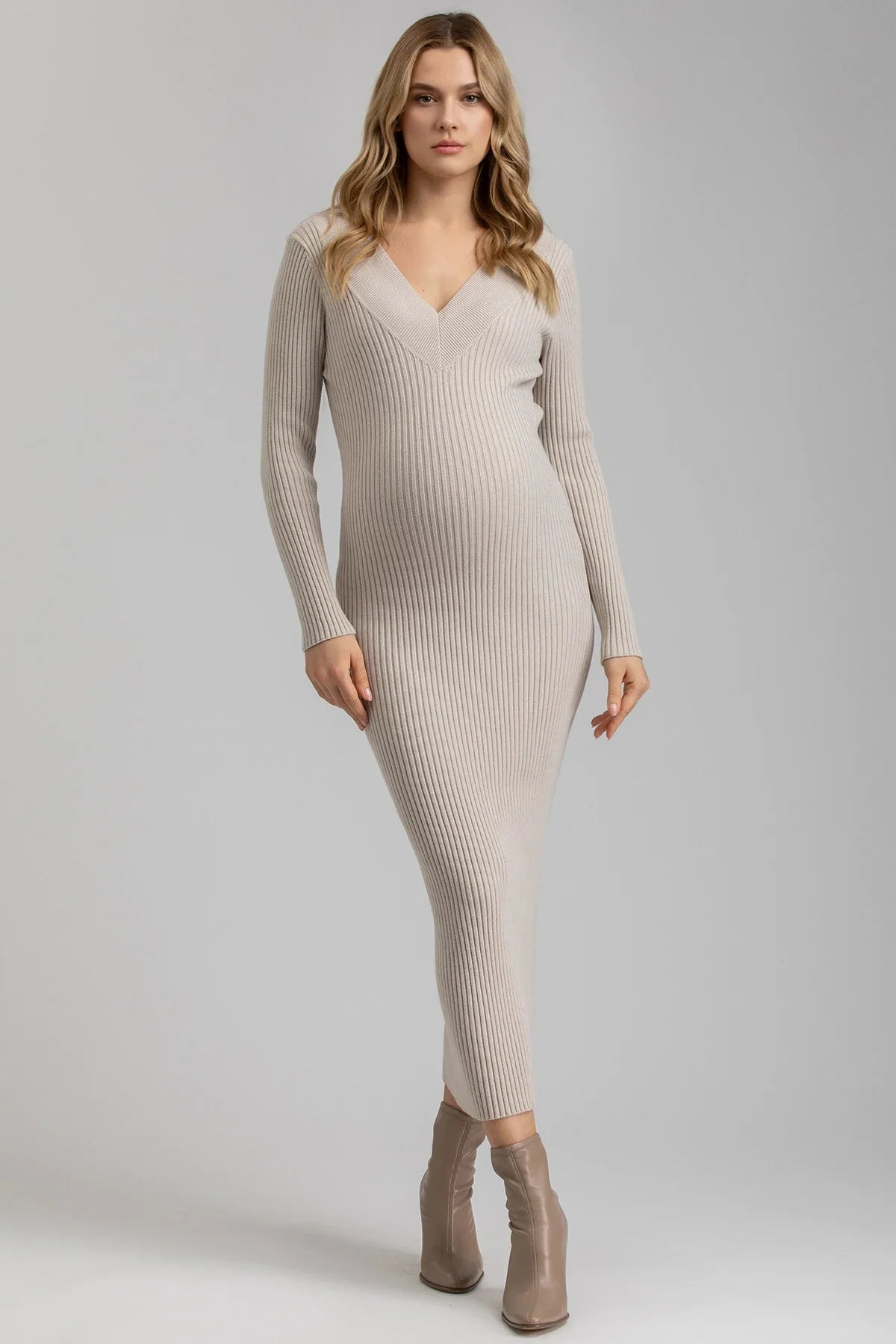Abito premaman lungo beige a costine, maniche lunghe, elegante e confortevole.