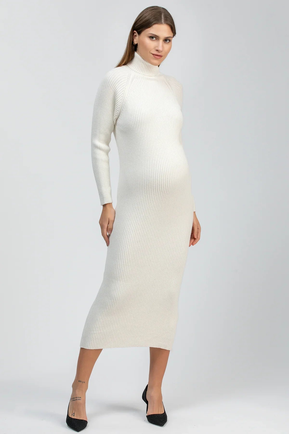 Abito premaman aderente lungo bianco a costine con collo alto di Pietro Brunelli Maternity