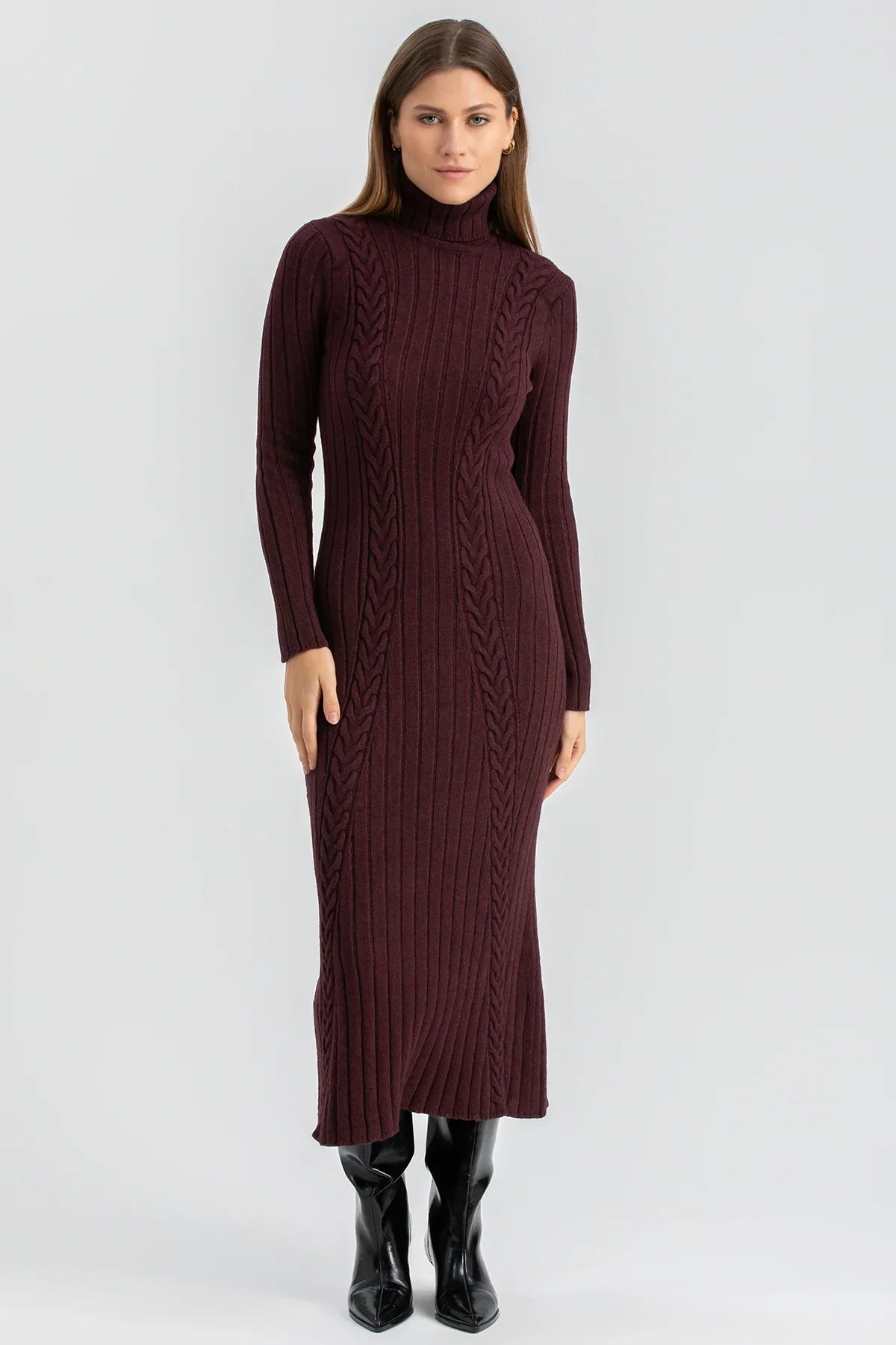 Donna con abito premaman lungo in maglia bordeaux a collo alto, maniche lunghe