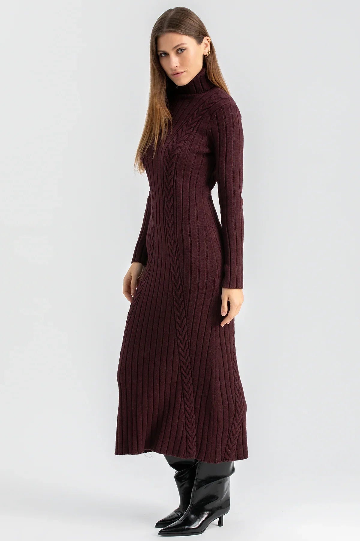 Abito premaman a maglia bordeaux con collo alto e maniche lunghe, stivali neri