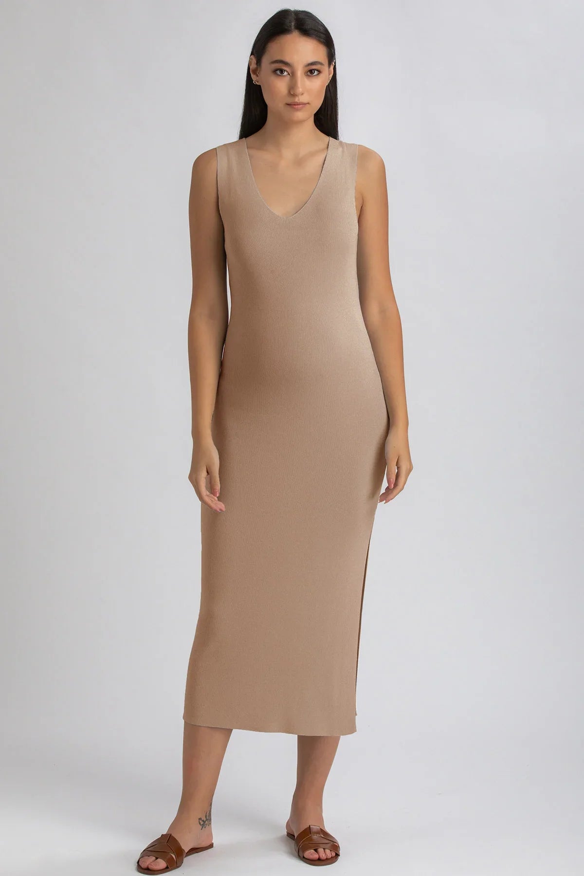 Donna con abito premaman beige smanicato, scollo a V, vestibilità aderente, fondo dritto
