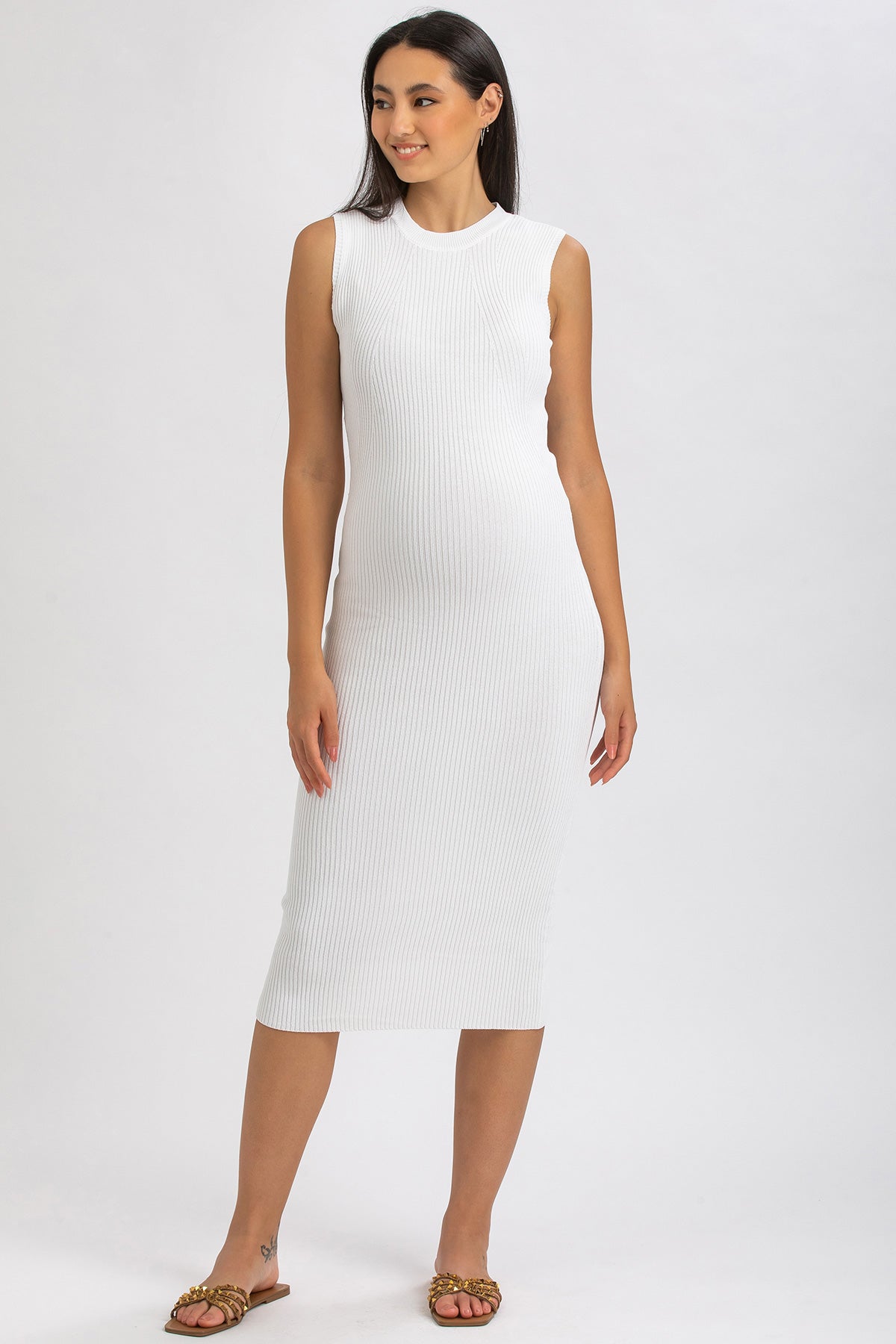 Abito premaman bianco senza maniche, vestito elegante per gravidanza, tessuto a costine.