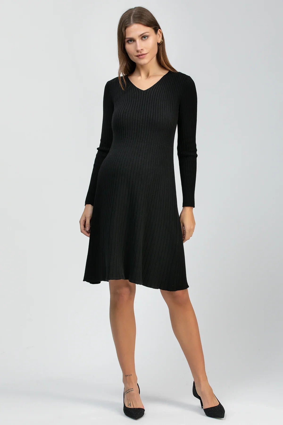 Abito premaman nero a coste, manica lunga, scollo a V, vestibilità comoda elegante