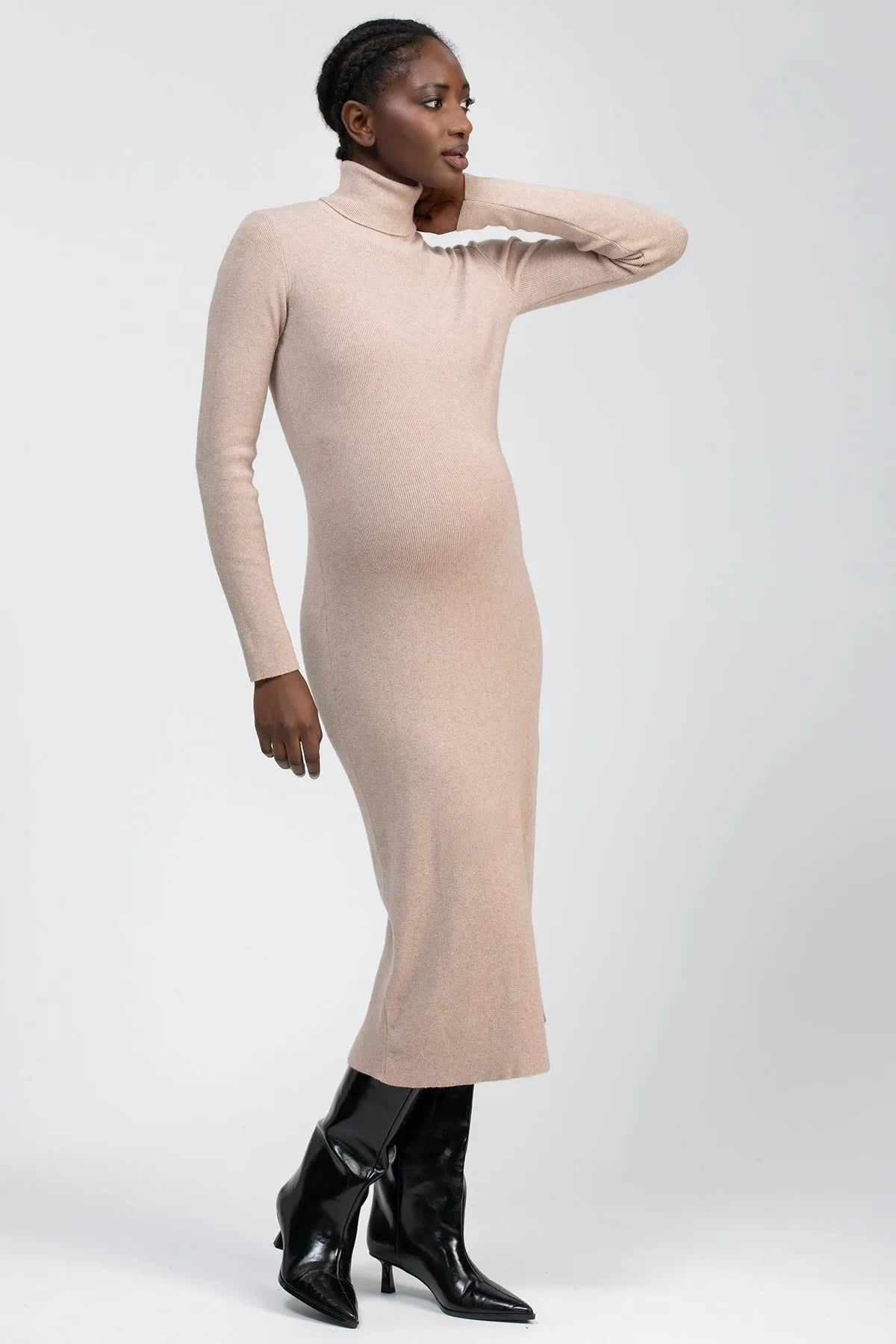 Abito premaman a collo alto beige in maglia a manica lunga, stivaletto nero