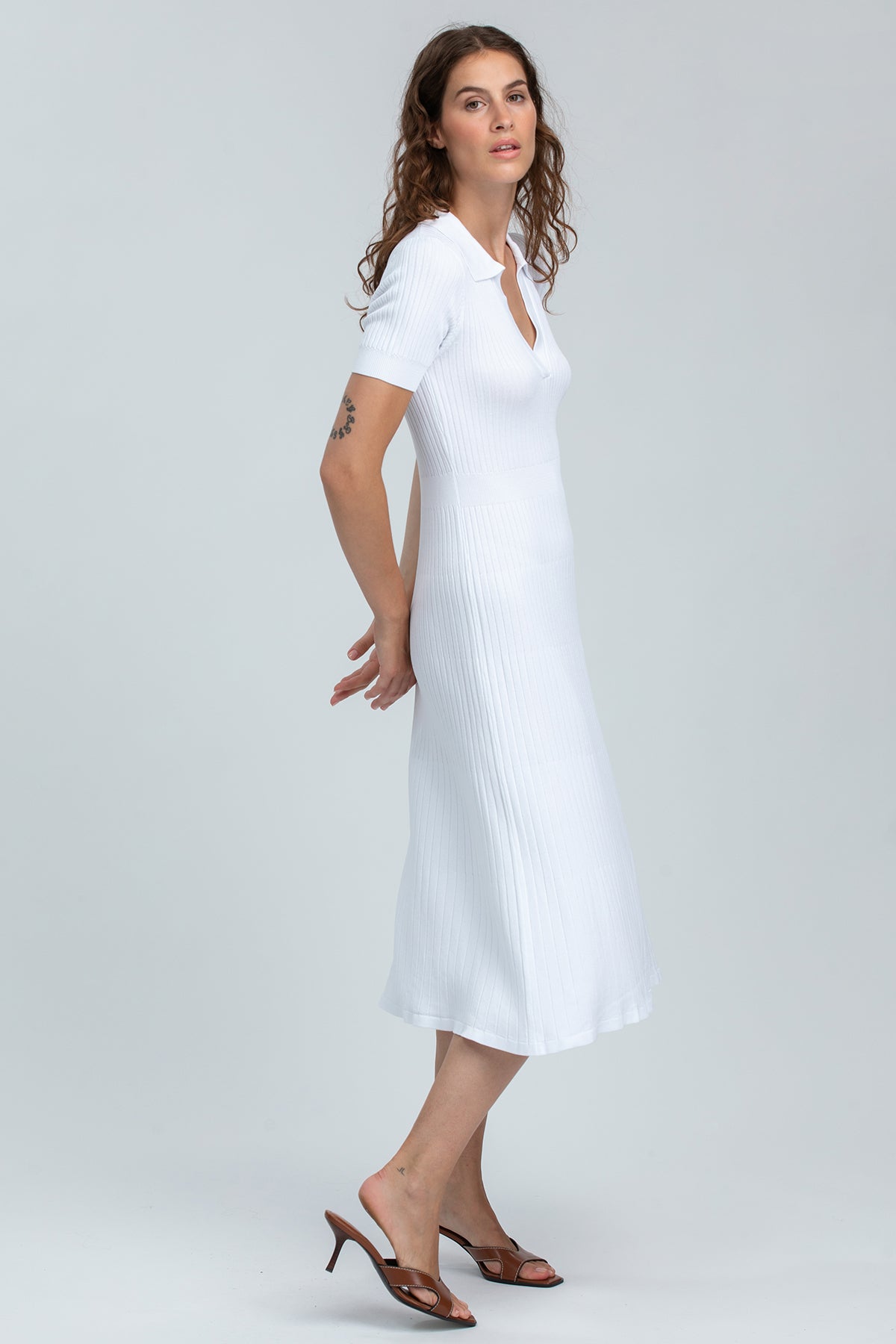 Abito premaman bianco a costine, maniche corte, perfetto per gravidanza elegante.