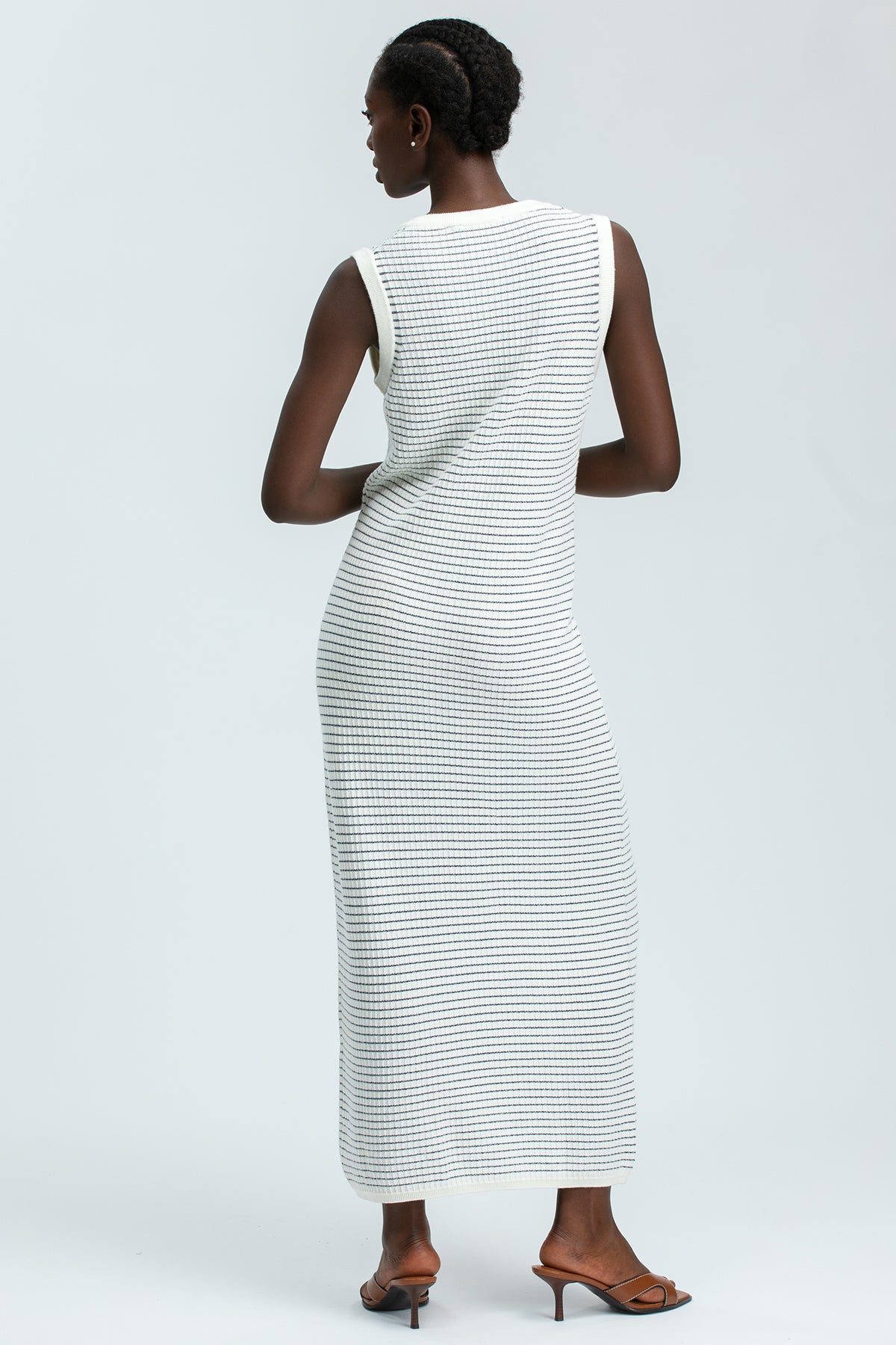 Vestito premaman lungo a righe bianco e nero senza maniche, visto da dietro.