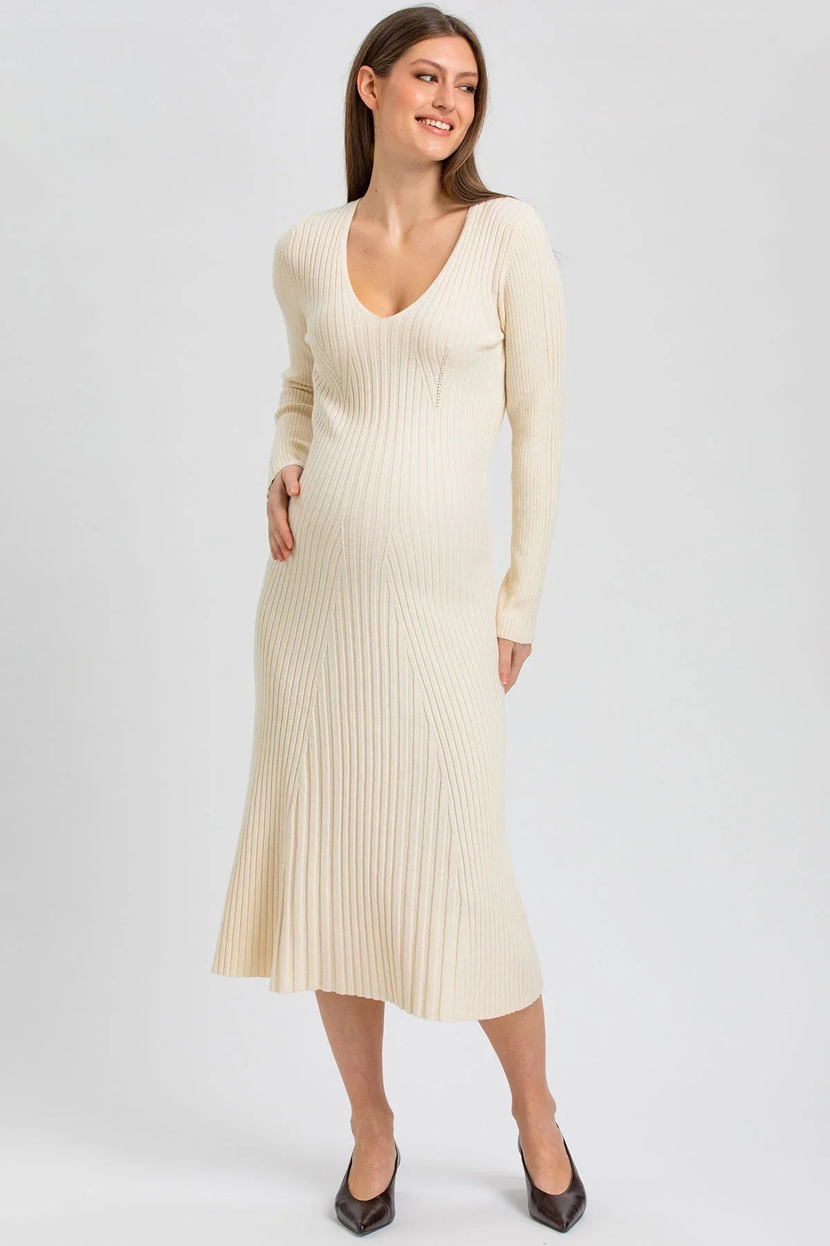 Abito premaman crema lungo in maglia a costine, con scollo a V e linea svasata. Elegante, femminile e confortevole. 