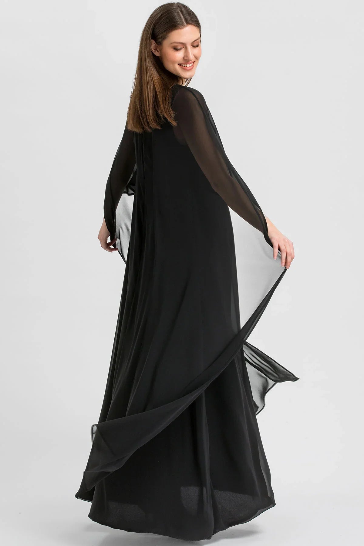 Abito premaman nero lungo di Pietro Brunelli Maternity con mantello in chiffon trasparente