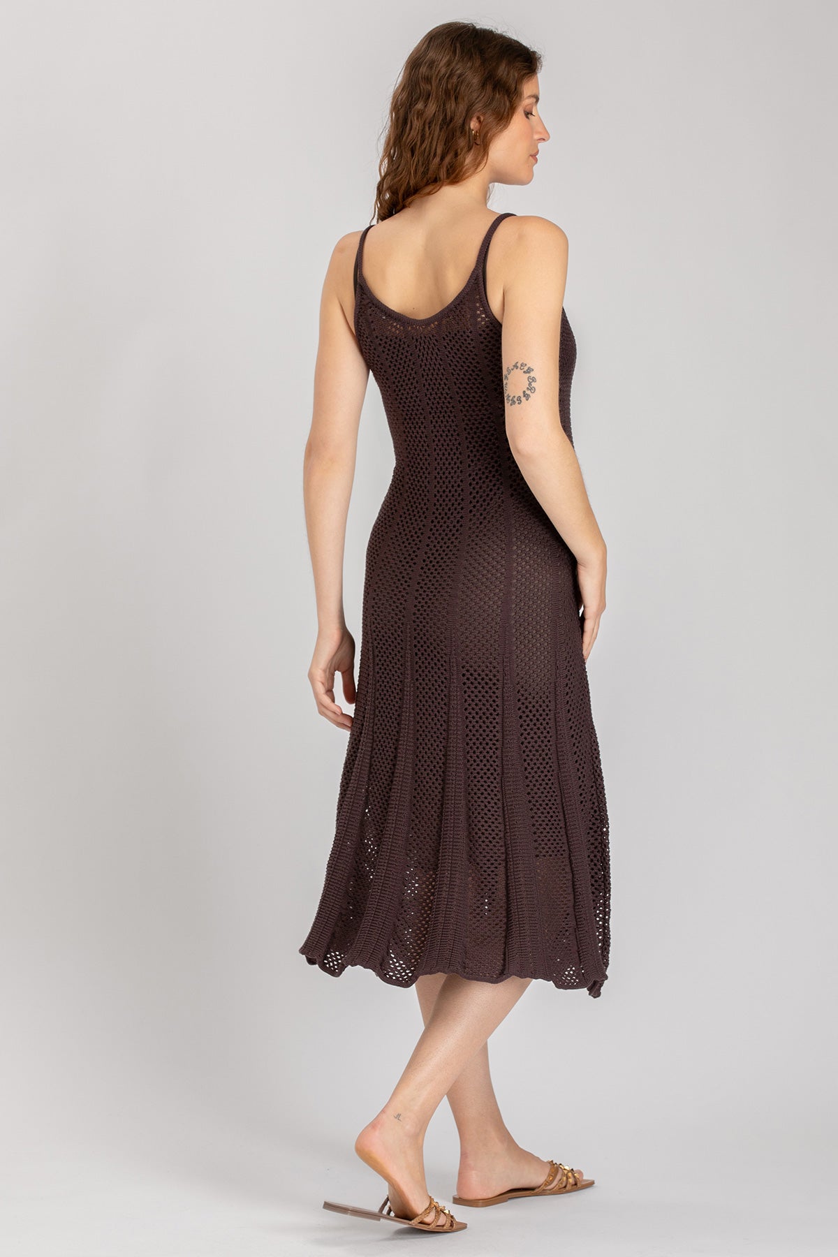 Abito premaman midi marrone all’uncinetto, spalline sottili, look estivo elegante