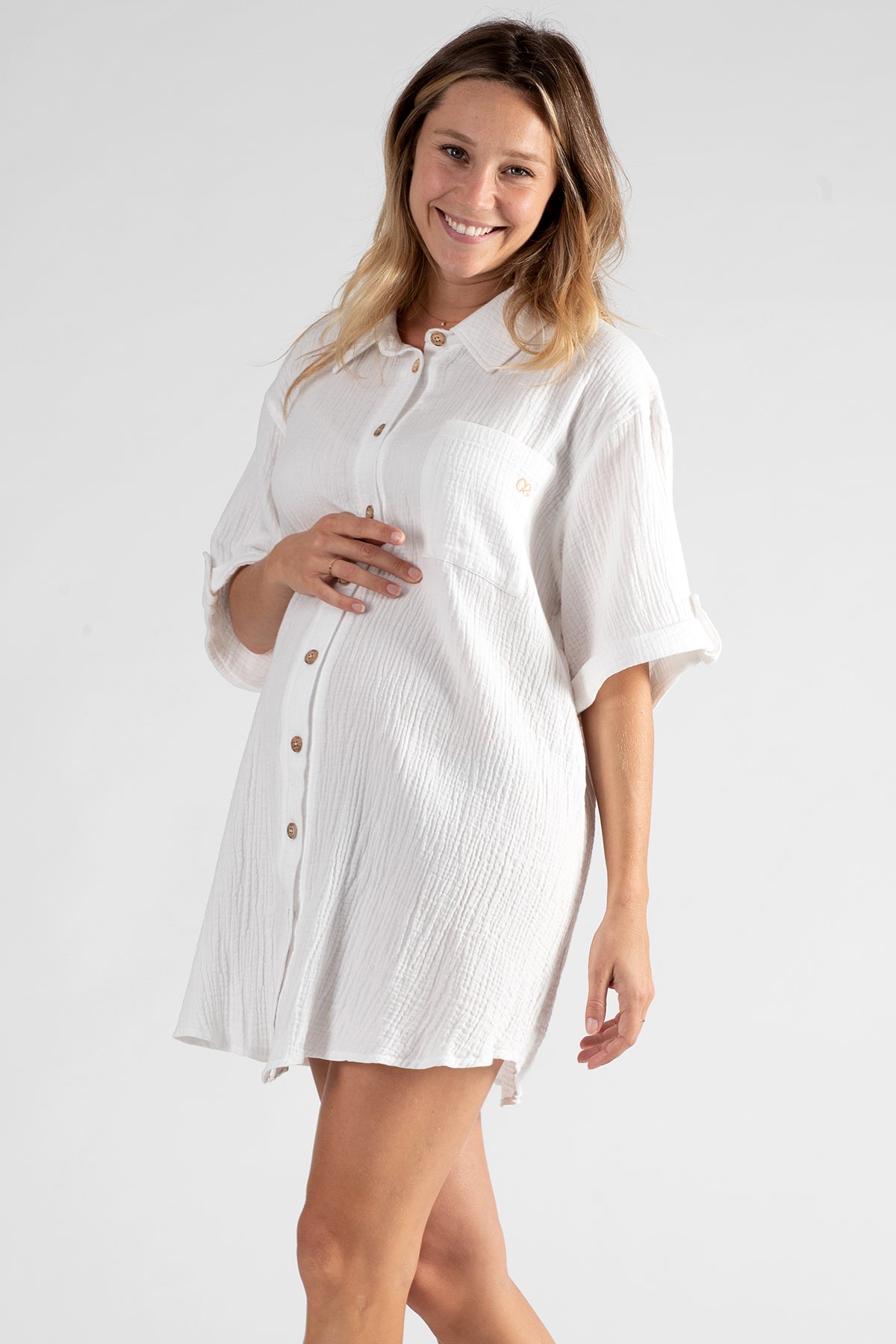 Donna incinta con camicia premaman bianca a maniche corte e bottoni, stile casual