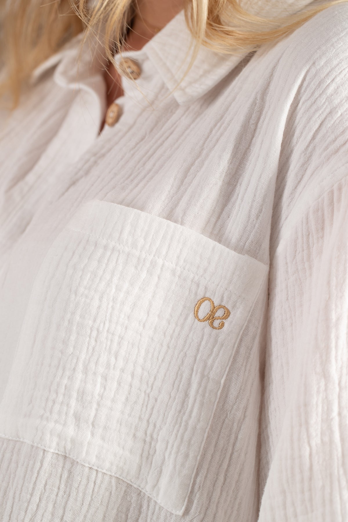 Camicia premaman bianca in cotone con taschino e bottoni in legno, tessuto garzato.