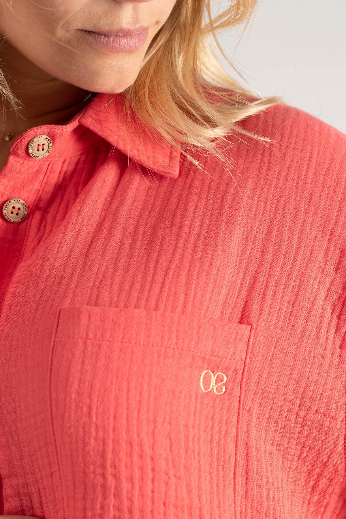 Camicia premaman coral in cotone leggero con taschino e bottoni decorativi, dettaglio tessuto.