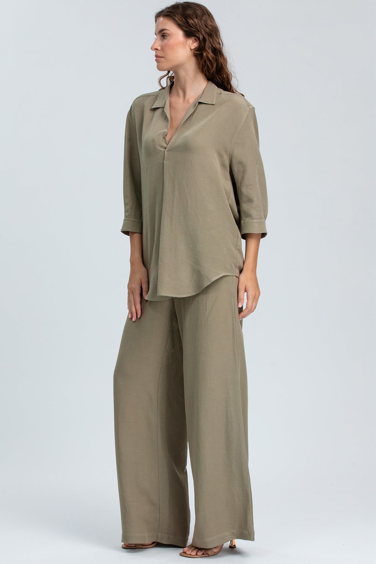 Completo premaman beige con camicia morbida a maniche lunghe e pantaloni larghi eleganti