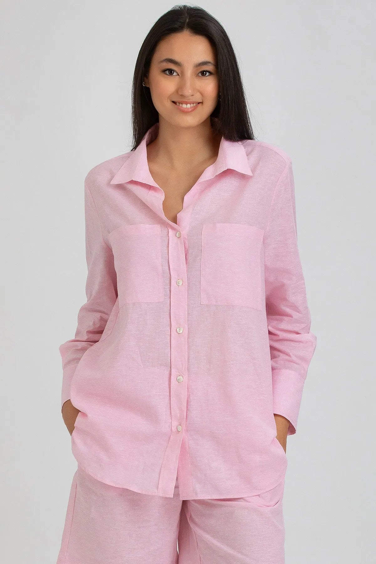 Camicia premaman rosa in lino a manica lunga con tasche frontali, abbigliamento gravidanza elegante.