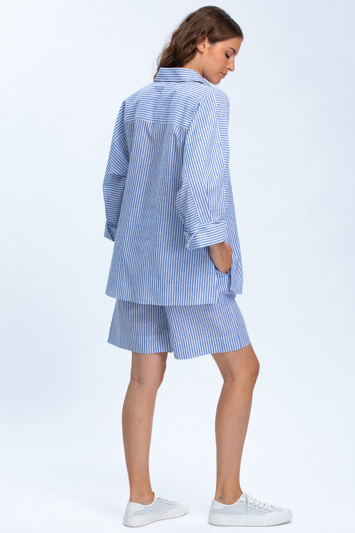 Completo premaman a righe azzurre con camicia oversize e shorts, look estivo casual