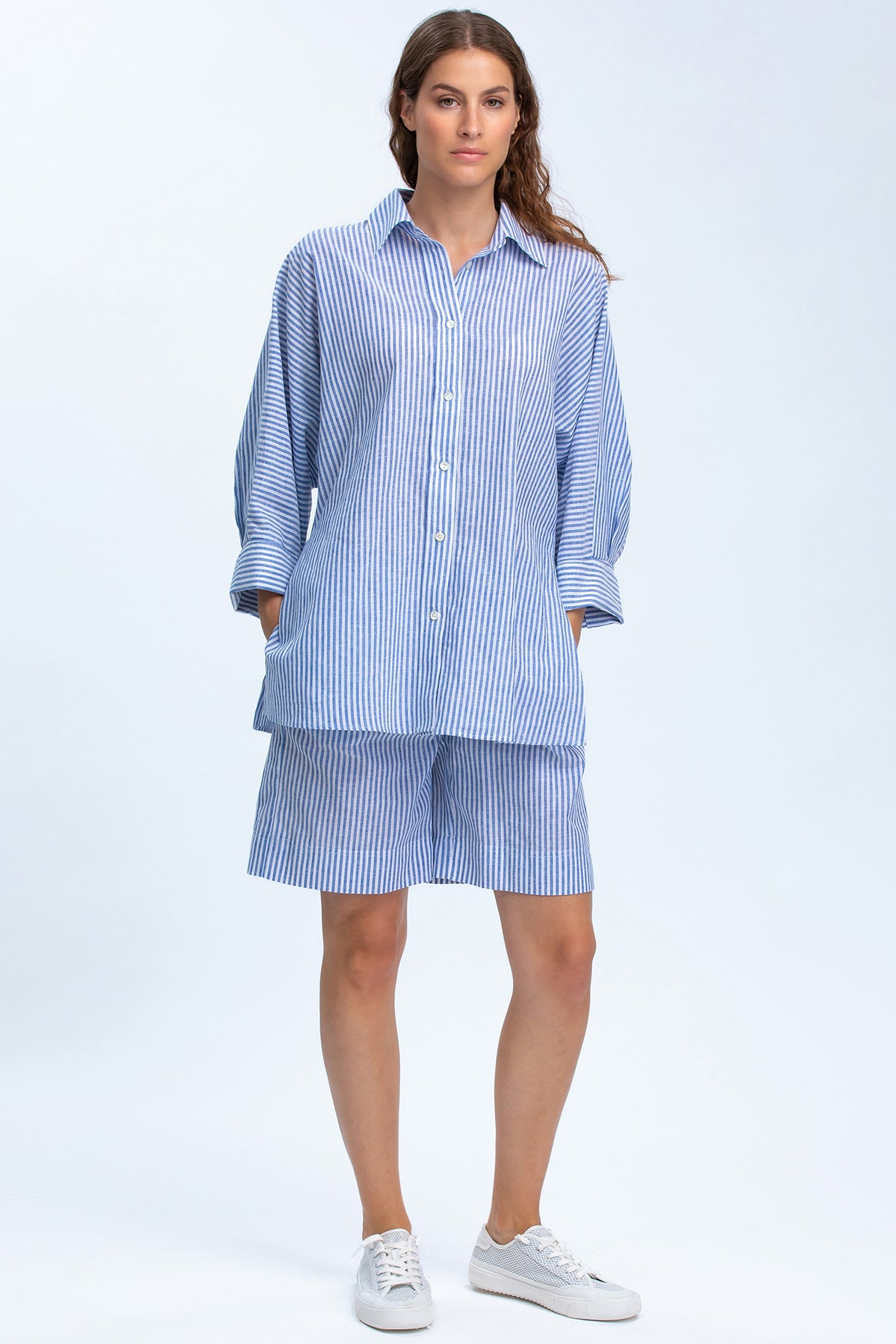 Completo premaman estivo con camicia e shorts a righe azzurre in lino, comodo e casual