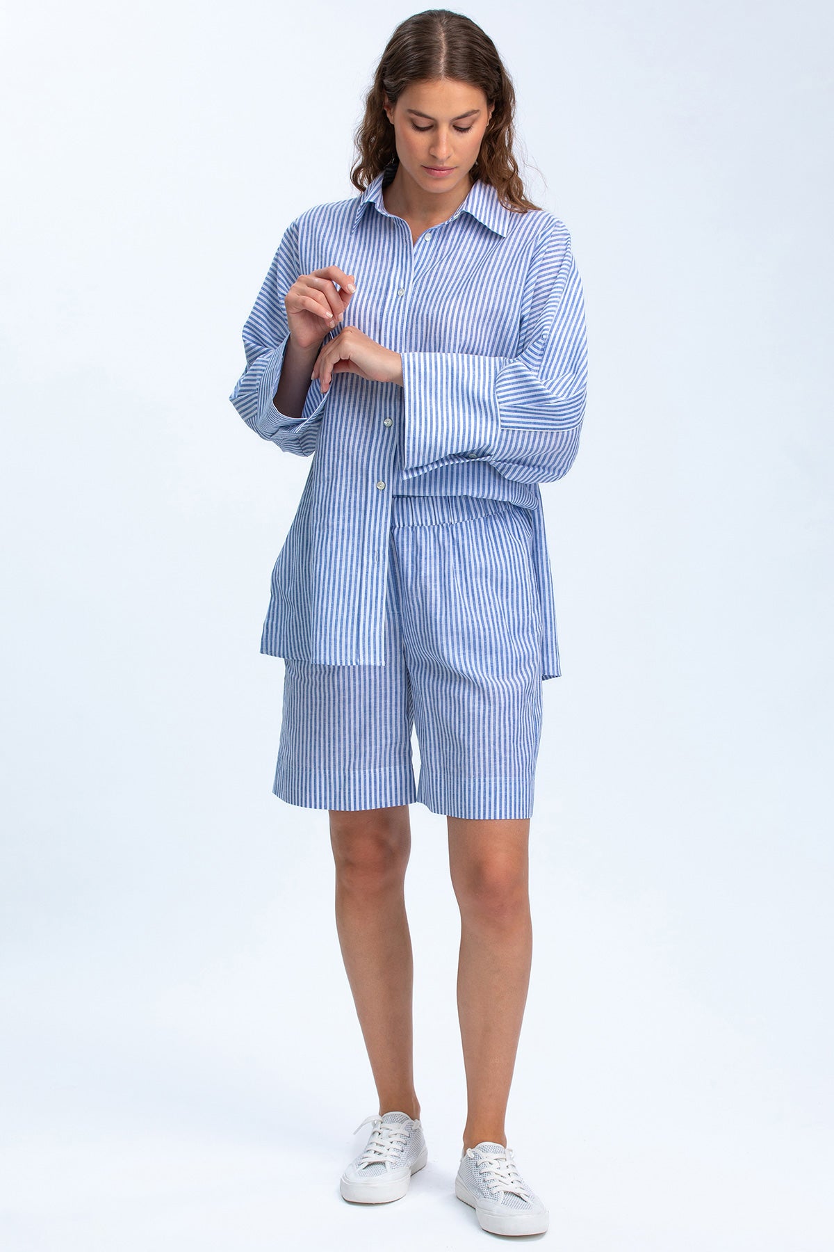 Completo premaman camicia e shorts a righe azzurre, look casual e confortevole per gravidanza