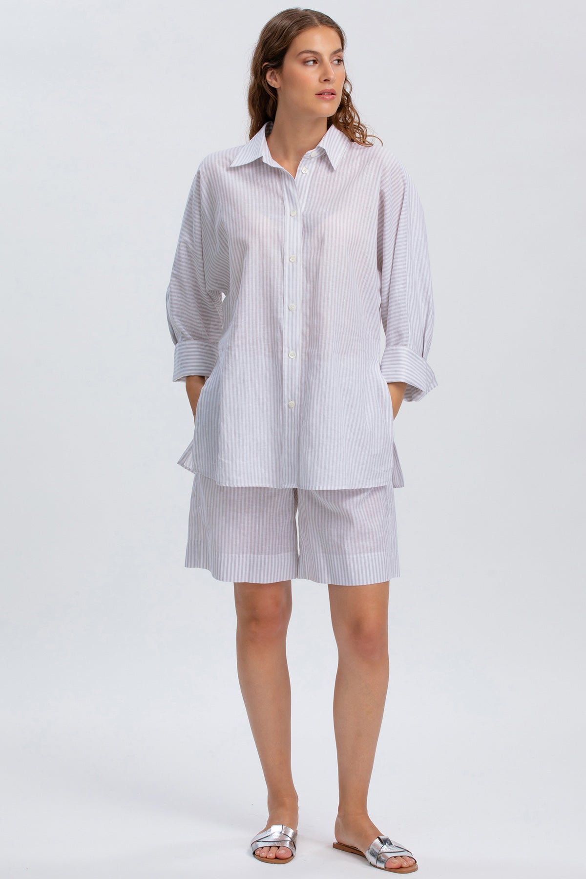 Completo premaman camicia e bermuda a righe leggere, abbigliamento premaman estivo elegante