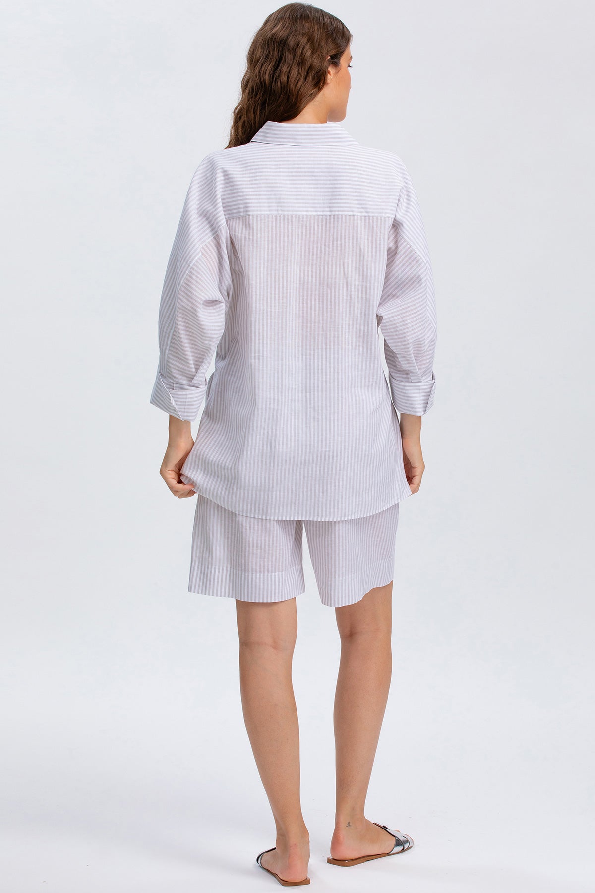 Completo premaman camicia e shorts a righe bianche e grigie, vista posteriore