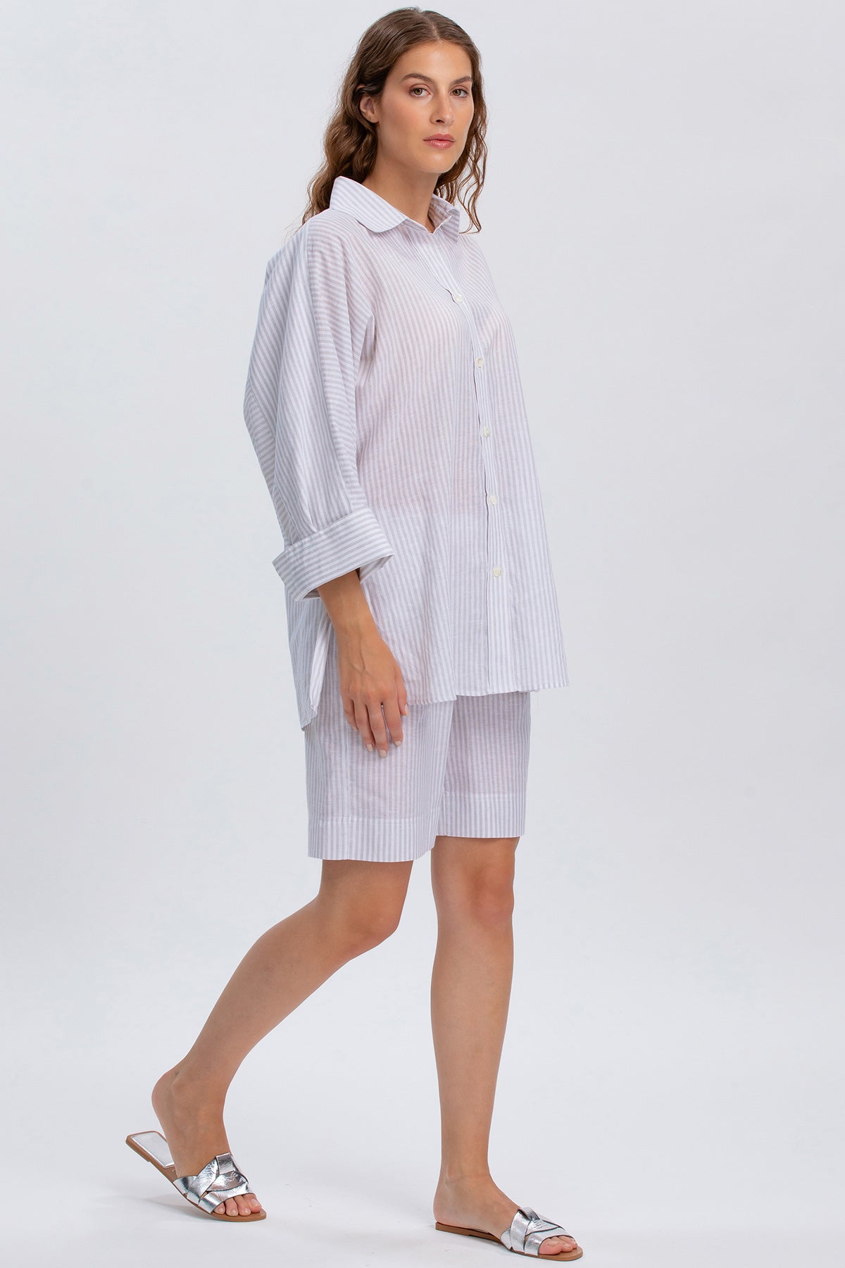 Completo premaman donna a righe, camicia e bermuda in tessuto leggero, look estivo